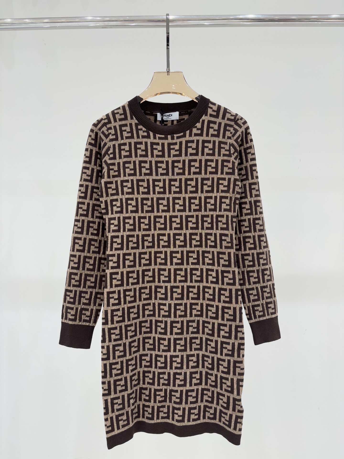 NO:502328,Fendi long-sleeved skirt｜25 early autumn new round neck double F letter classic logo straight strip contrasting color full print casual knitted long-sleeved skirt color brown sizeS M L,,fendi,skirts,alexander wang19860909芬迪长袖裙｜25早秋新款圆领双F字母经典logo直条撞色满印休闲针织长袖裙 颜色褐色 sizeS M L,,fendi,skirts,alexander wang,Women's clothing