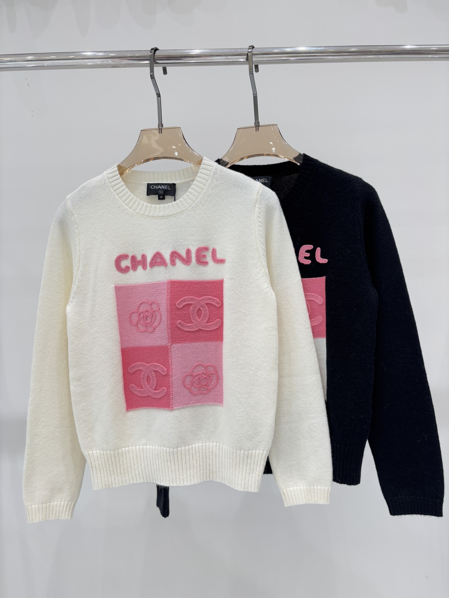 NO:503295,Xiaoxiang Long Sleeve | 25 early autumn new round neck letter logo patch color block three-dimensional jacquard simple casual knitted long sleeves color white black sizeS M L,,alexander wang19860909小香长袖｜25早秋新款圆领字母logo贴布拼色立体提花简约休闲针织长袖 颜色白色 黑色 sizeS M L,,alexander wang,Women's clothing