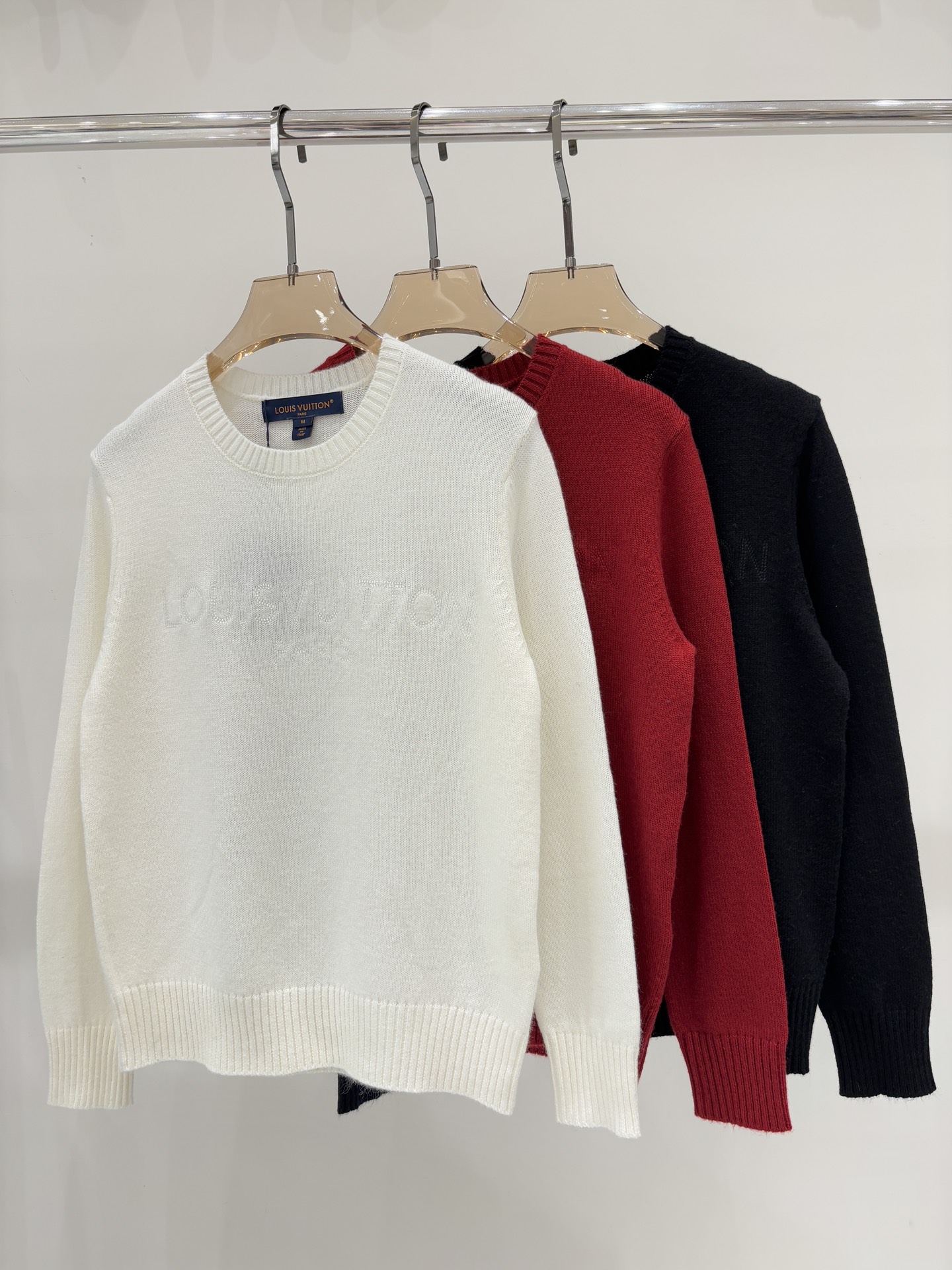 NO:503292,L Parent Long Sleeve | 25 Early Autumn New Round Neck Letter Logo Three-dimensional Embroidery Jacquard Simple Casual Soft Knitted Long Sleeve Color White Red Black SizeS M L,,louis vuitton,alexander wang19860909L家长袖｜25早秋新款圆领字母logo立体刺绣提花简约休闲软糯针织长袖 颜色白色 红色 黑色 sizeS M L,,louis vuitton,alexander wang,Women's clothing
