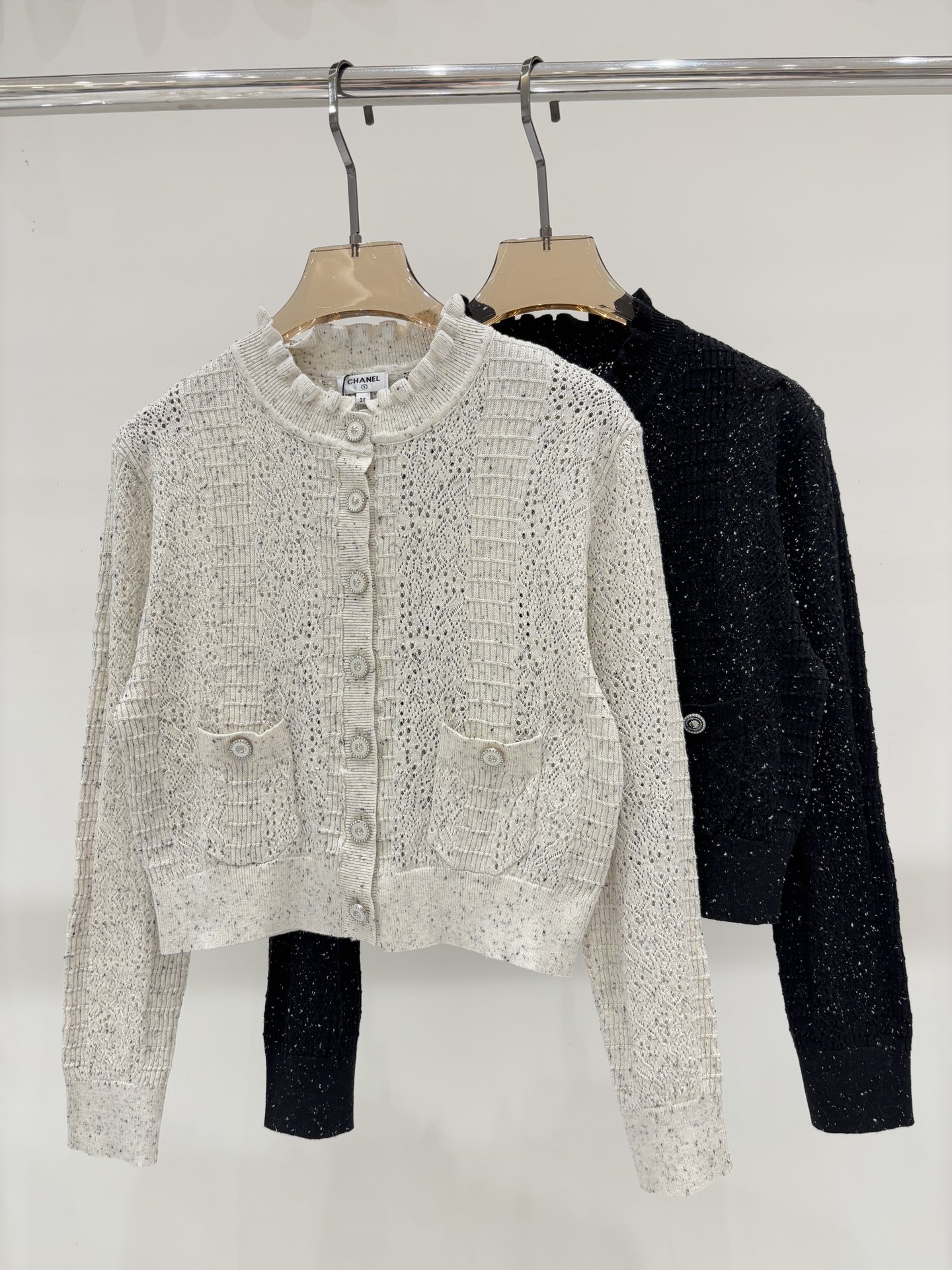 NO:503286,Xiaoxiang cardigan｜25 early autumn new round collar three-dimensional inlay metal button mixed color hollow pattern simple small fragrant style short knitted cardigan color oat color black sizeS M L,,alexander wang19860909小香开衫｜25早秋新款圆领立体嵌花金属扣混色镂空花纹简约小香风短款针织开衫 颜色燕麦色 黑色 sizeS M L,,alexander wang,Women's clothing