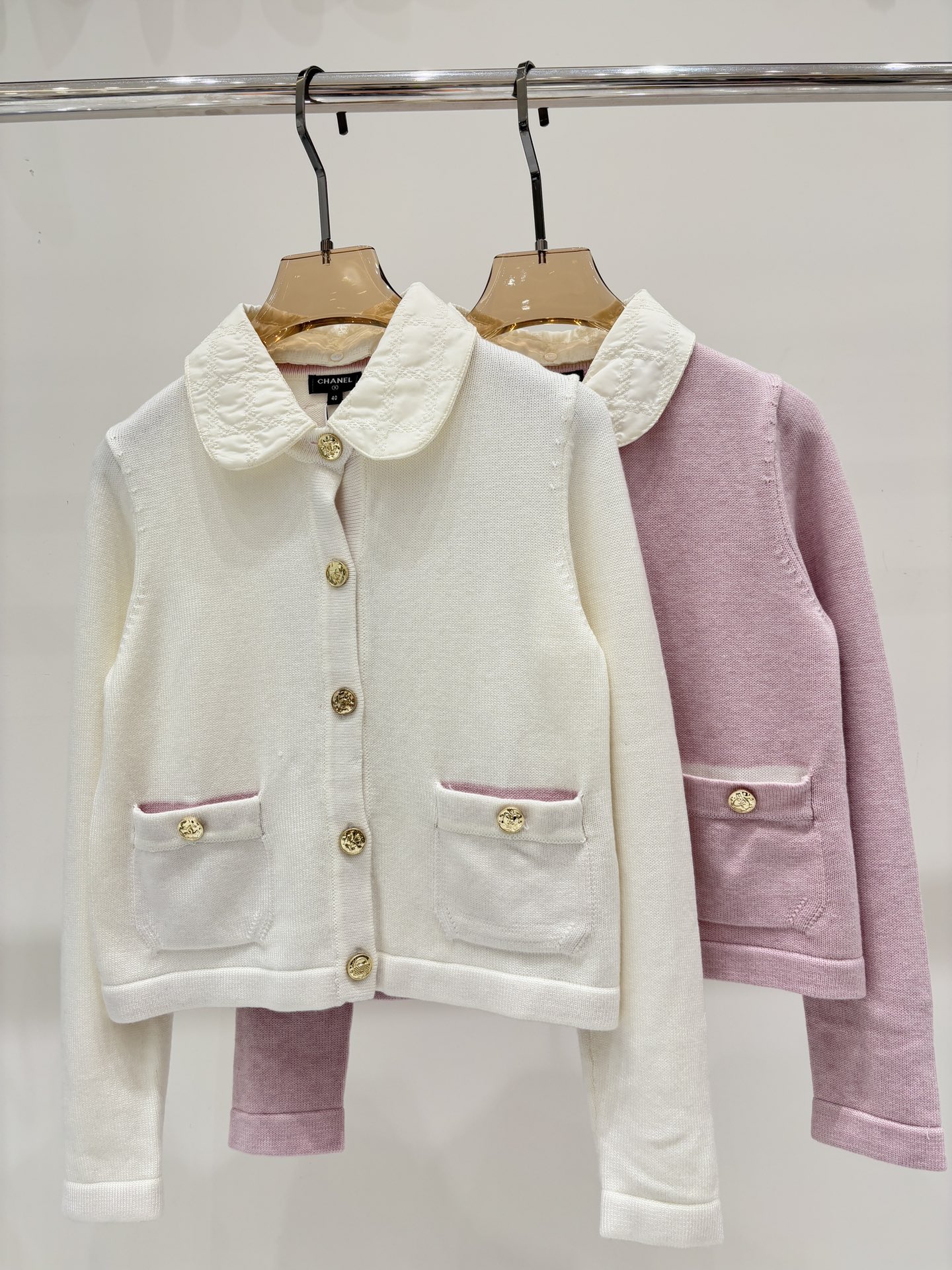 NO:503283,Xiaoxiang cardigan｜25 early autumn new lapel letter logo inlay metal buckle plaid embossed splicing and detachable neckline simple knitted cardigan color white pink sizeS M L,,alexander wang19860909小香开衫｜25早秋新款翻领字母logo嵌花金属扣格纹压花拼接可拆卸领口简约针织开衫 颜色白色 粉色 sizeS M L,,alexander wang,Women's clothing