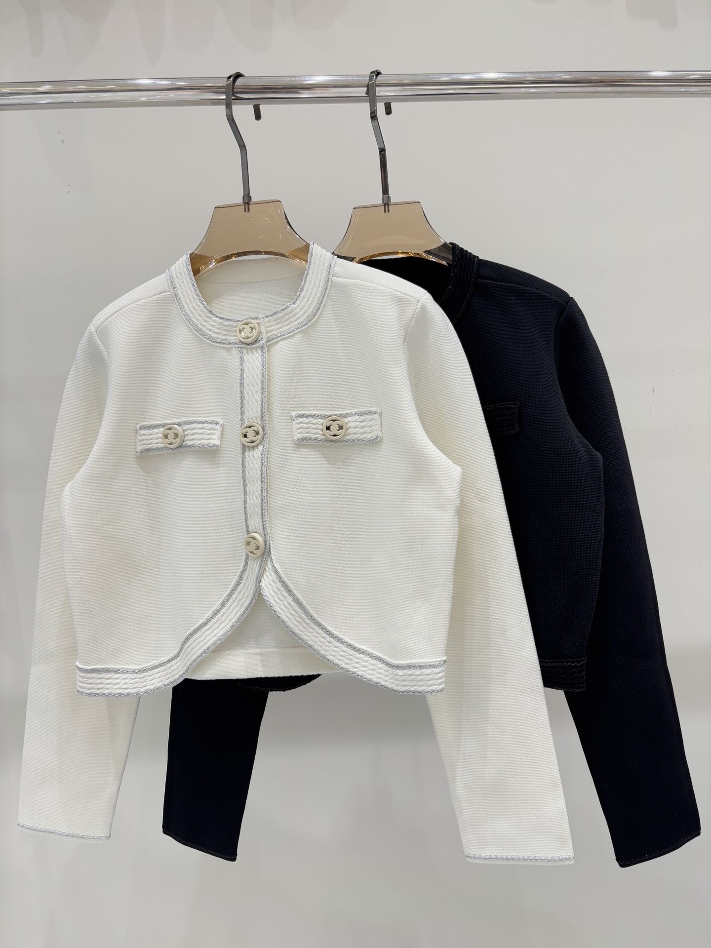 NO:503280,Xiaoxiang Cardigan｜25 early autumn new round neck letter logo inlay tone color metal buckle simple small fragrant style exquisite short knitted cardigan color white black sizeS M L,,alexander wang19860909小香开衫｜25早秋新款圆领字母logo嵌花同色金属扣简约小香风精致短款针织开衫 颜色白色 黑色 sizeS M L,,alexander wang,Women's clothing