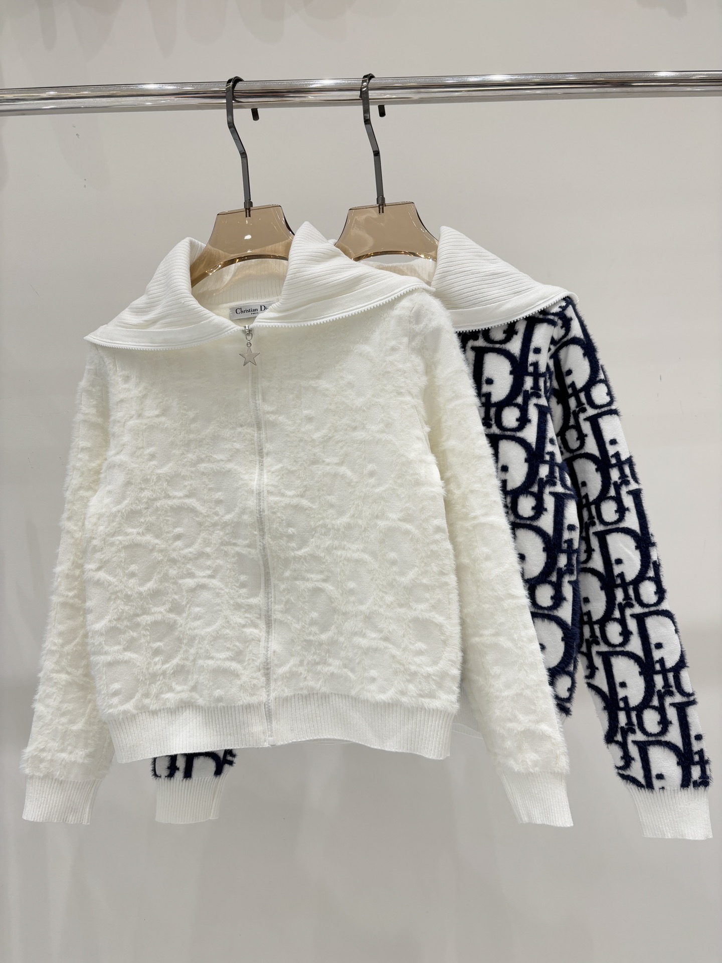 NO:503277,D home cardigan｜25 early autumn new navy collar letter logo three-dimensional hair clipping contrast color full seal star zipper buckle casual knit cardigan color white hiding blue sizeS M L,,dior,alexander wang19860909D家开衫｜25早秋新款海军领字母logo立体剪毛撞色满印星星拉链扣休闲针织开衫 颜色白色 藏蓝 sizeS M L,,dior,alexander wang,Women's clothing