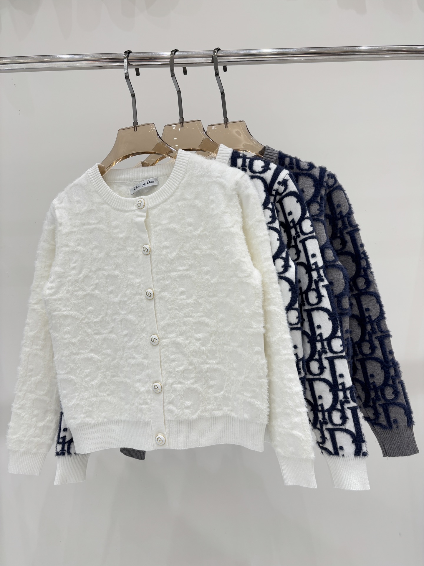 NO:503274,D home cardigan｜25 early autumn new round neck letter logo three-dimensional hair contrast color full print logo inlay metal buckle casual knit cardigan color white navy blue gray sizeS M L,,dior,alexander wang19860909D家开衫｜25早秋新款圆领字母logo立体剪毛撞色满印logo嵌花金属扣休闲针织开衫 颜色白色 藏蓝 灰色 sizeS M L,,dior,alexander wang,Women's clothing