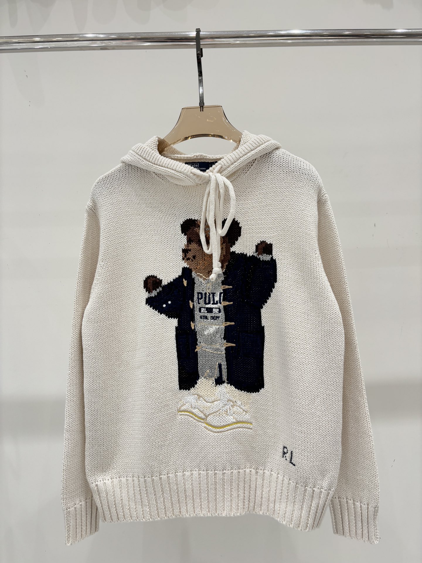 NO:503271,Luff Long Sleeve | 25 early autumn new hooded navy blue horn button coat bear contrasting color jacquard simple casual knitted long sleeves color apricot sizeS M L,,hats,alexander wang19860909拉夫长袖｜25早秋新款连帽藏蓝色牛角扣大衣小熊撞色提花简约休闲针织长袖 颜色杏色 sizeS M L,,hats,alexander wang,Women's clothing