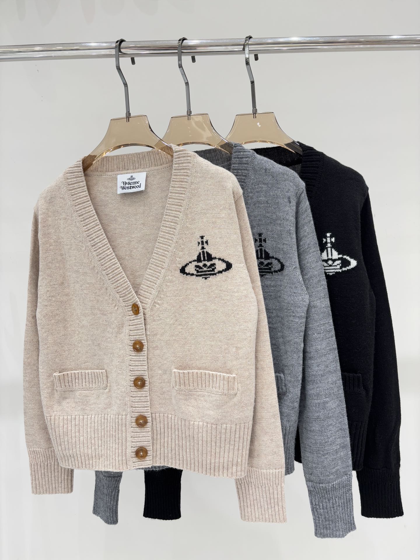 NO:503268,Queen Mother's Cardigan | 25 early autumn new V-Terminal Saturn logo contrast color jacquard inlay horn button simple casual knitted cardigan color oat color gray black sizeS M L,,alexander wang19860909西太后开衫｜25早秋新款v领土星logo撞色提花嵌花牛角扣简约休闲针织开衫 颜色燕麦色 灰色 黑色 sizeS M L,,alexander wang,Women's clothing