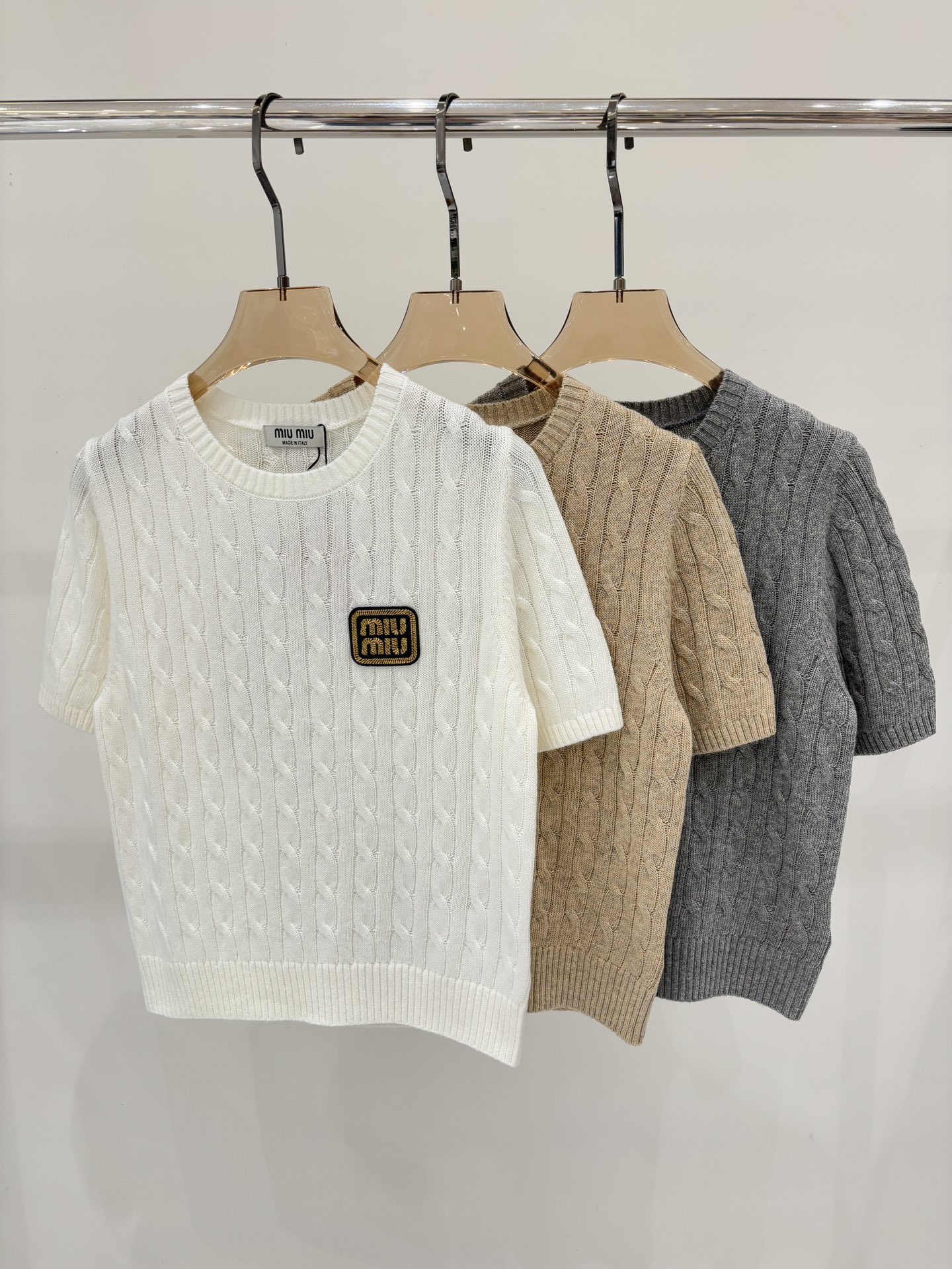 NO:508316,miu short sleeves | 25 early autumn new round neck letter logo logo crimp pattern simple loose knitted short sleeve color white khaki grey size SML, miumiu, T-shirt, alexander wang19860909miu短袖｜25早秋新款圆领字母logo徽标绞花纹简约宽松针织短袖 颜色 白色 卡其色 灰色 size SML,,miumiu,T-shirt,alexander wang,Women's clothing