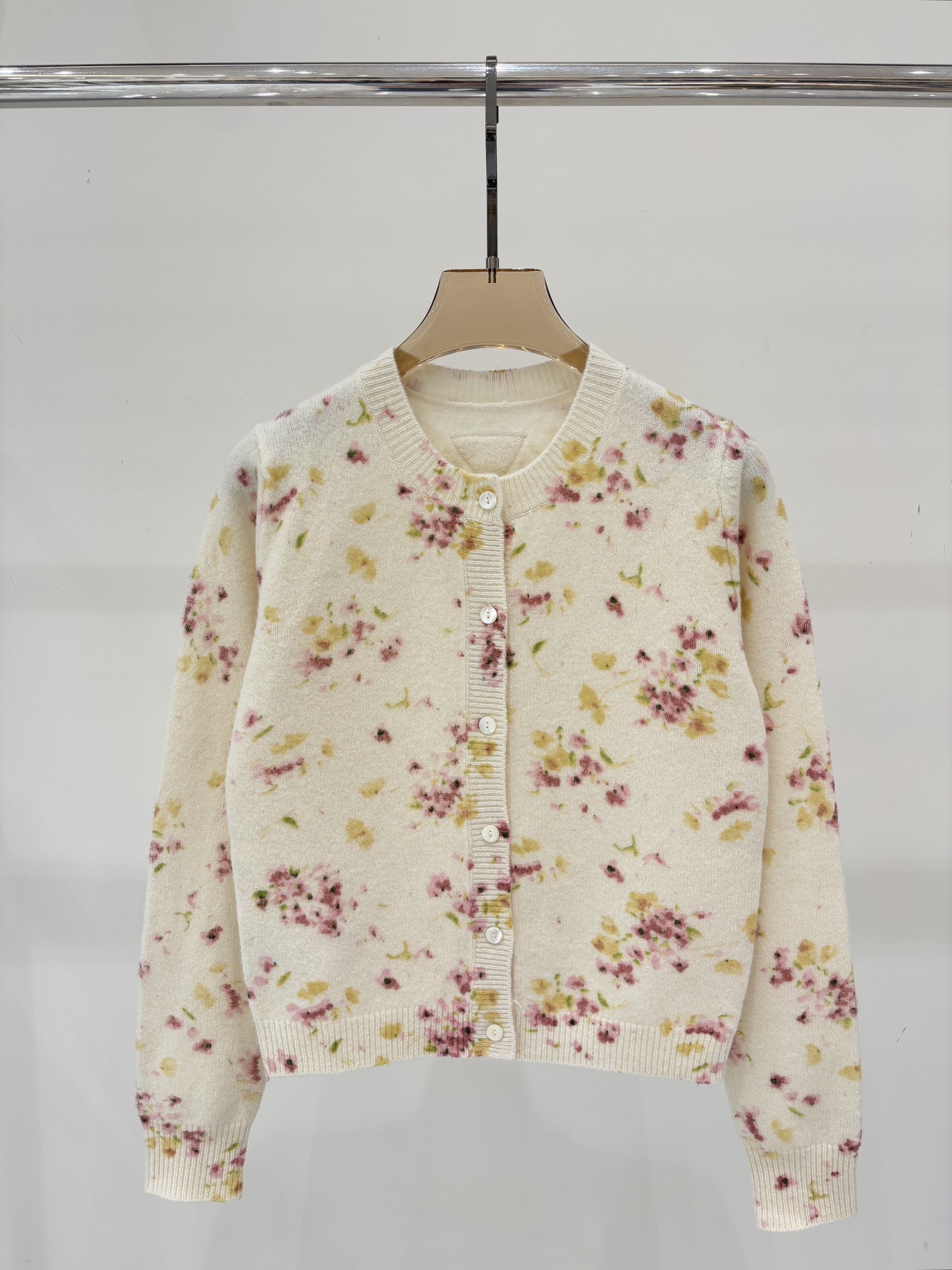 NO:508346,Prada Cardigan | 25 early autumn new round neck contrasting color small floral back triangle simple casual knit cardigan color uniform color size SML, prada, alexander wang19860909普拉达开衫｜25早秋新款圆领撞色小碎花后背三角标简约休闲针织开衫 颜色 均色 size SML,,prada,alexander wang,Women's clothing