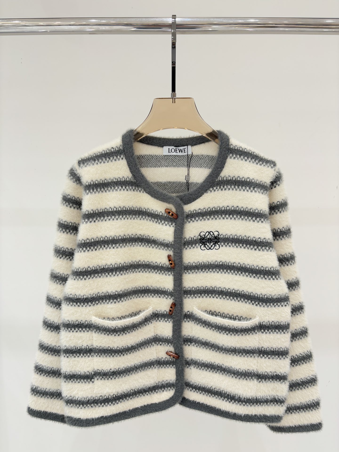 NO:508344,Luo Yiwei Cardigan｜25 early autumn new round neck color block striped logo embroidered horn buckle decoration simple lazy knitted cardigan color uniform color size SML, loewe, alexander wang19860909罗意威开衫｜25早秋新款圆领拼色条纹logo刺绣牛角扣装饰简约慵懒针织开衫 颜色 均色 size SML,,loewe,alexander wang,Women's clothing