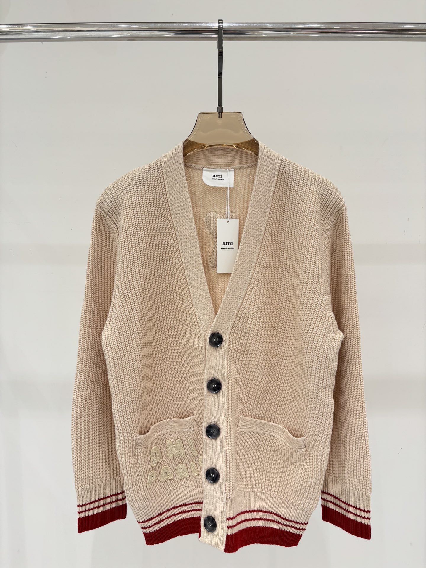 NO:508341,Ami cardigan | 25 early autumn new V-neck contrasting letters love logo three-dimensional jacquard simple lazy knitted cardigan color uniform color size SML, alexander wang19860909Ami开衫｜25早秋新款V领撞色字母爱心logo立体提花简约慵懒针织开衫 颜色 均色 size SML,,alexander wang,Women's clothing