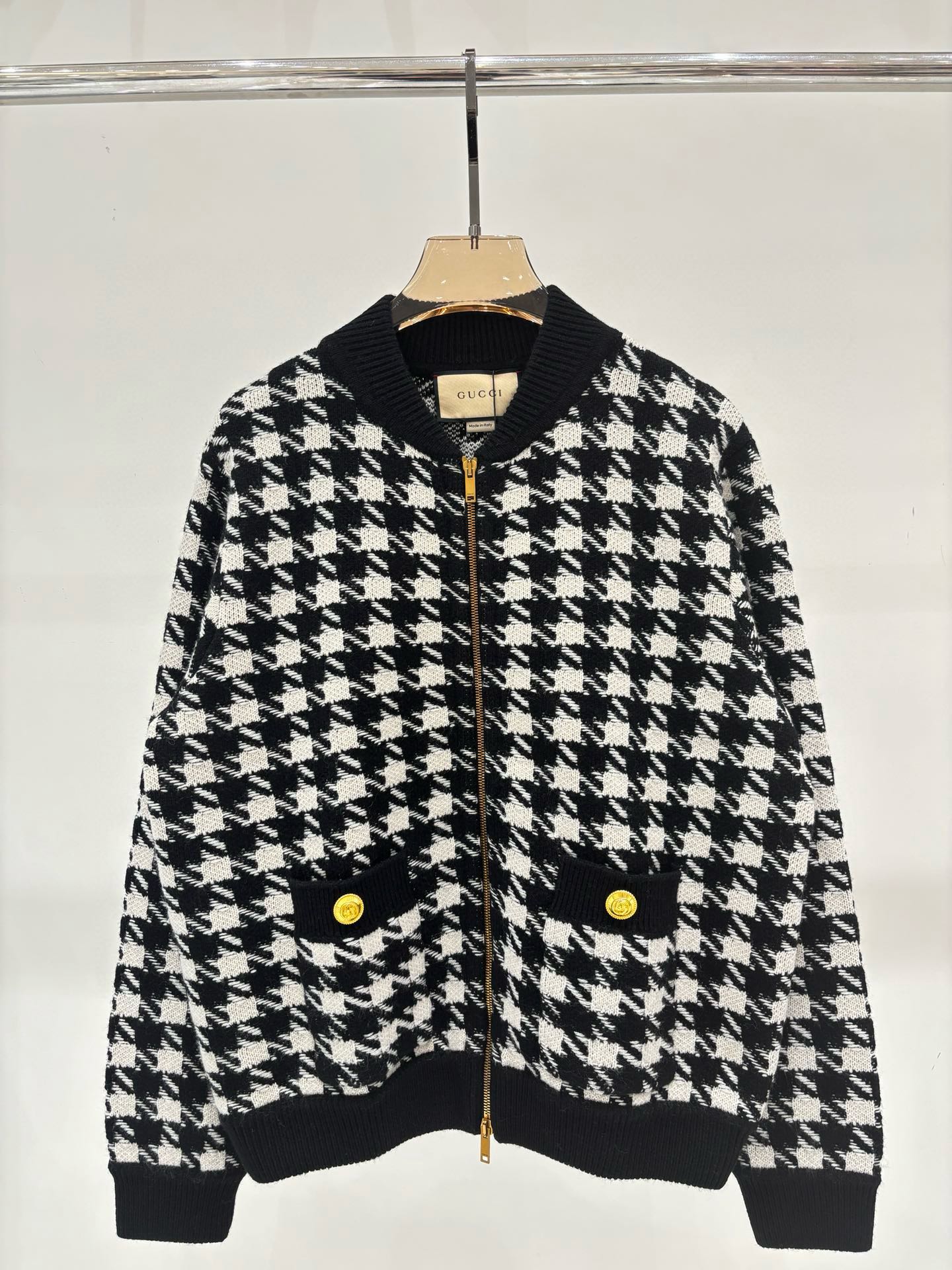 NO:508338,G home jacket｜25 early autumn new round neck classic houndstooth black and white contrasting jacquard letter logo metal buckle simple casual knitted jacket color black and white plaid sizeS M L,,gucci,jackets & coats,alexander wang19860909G家外套｜25早秋新款圆领经典千鸟格黑白撞色提花字母logo金属扣简约休闲针织外套 颜色黑白格纹 sizeS M L,,gucci,jackets & coats,alexander wang,Women's clothing