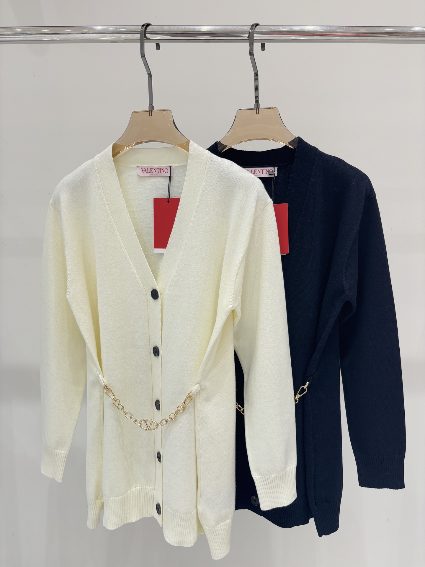 NO:508334,Valentino Cardigan | 25 early autumn new V-neck logo heavy industry metal chain belt simple casual knitted cardigan color white navy blue size SML, valentino, alexander wang19860909华伦天奴开衫｜25早秋新款V领logo重工金属链条腰带简约休闲针织开衫 颜色 白色 藏蓝色 size SML,,valentino,alexander wang,Women's clothing