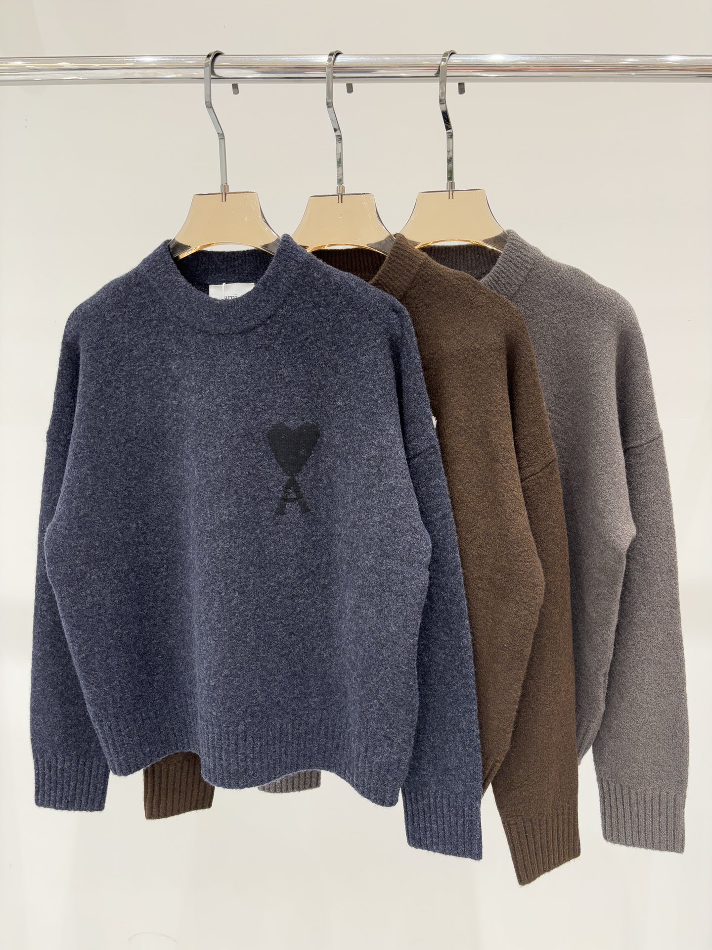 NO:508318,Ami long-sleeved | 25 early autumn new round neck simple retro letter love logo three-dimensional jacquard lazy loose knitted pullover top color navy blue brown gray size SML, alexander wang19860909Ami长袖｜25早秋新款圆领简约复古字母爱心logo立体提花慵懒宽松针织套头上衣 颜色 藏蓝色 棕色 灰色 size SML,,alexander wang,Women's clothing