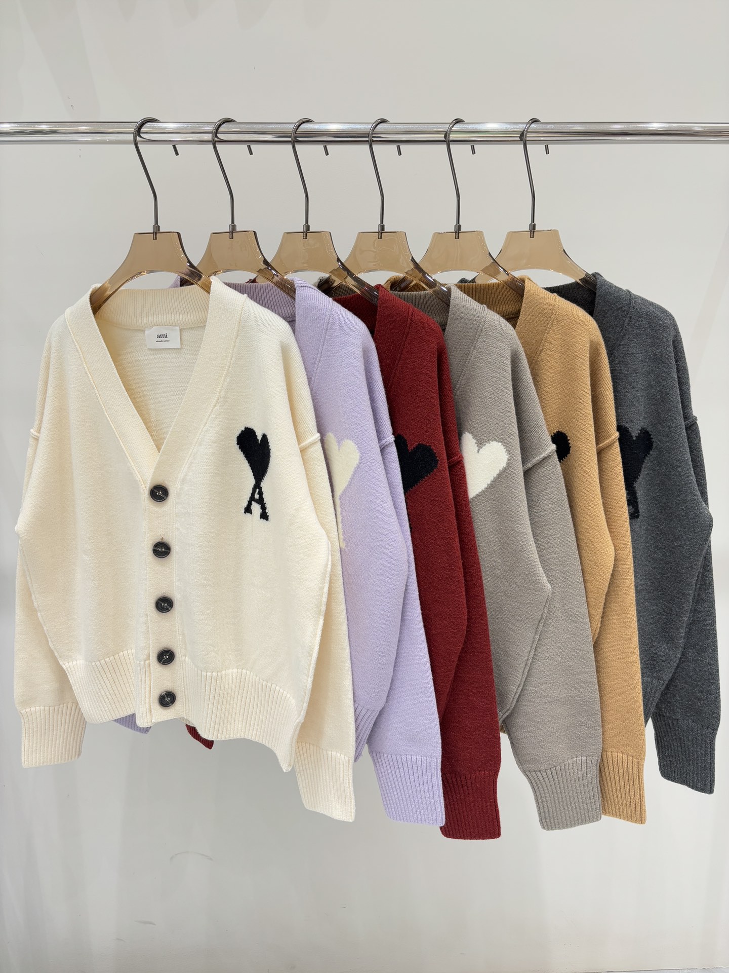 NO:508314,Ami cardigan | 25 early autumn new V-neck contrasting letters love logo jacquard simple lazy knitted cardigan color white purple red light gray khaki dark gray size SML, alexander wang19860909Ami开衫｜25早秋新款V领撞色字母爱心logo提花简约慵懒针织开衫 颜色 白色 紫色 红色 浅灰色 卡其色 深灰色 size SML,,alexander wang,Women's clothing