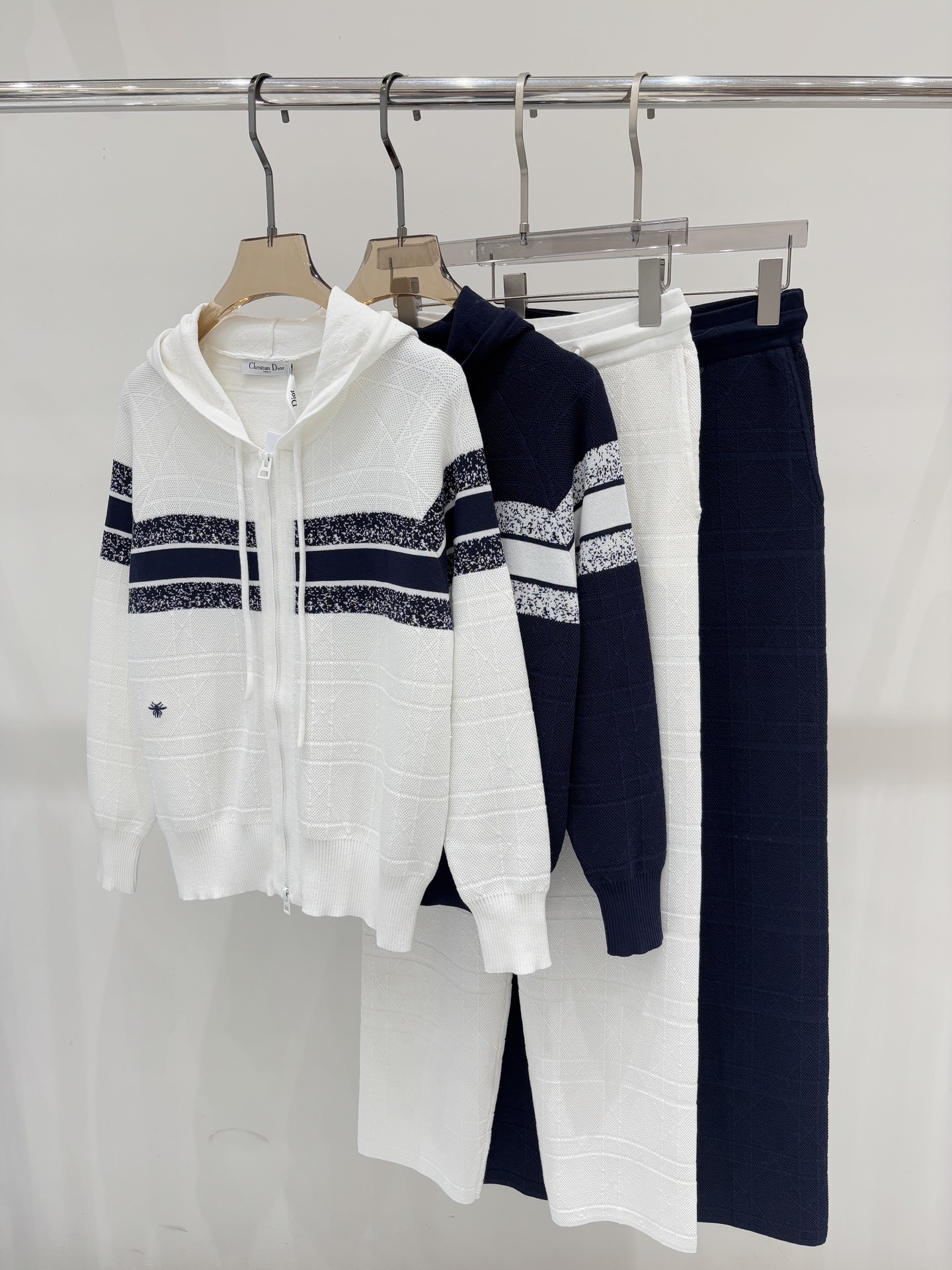 NO:508305,D home set｜25 early autumn new hooded contrasting striped bee logo embroidery simple casual knitted set color white navy blue size SML,,dior,hats,alexander wang19860909D家套装｜25早秋新款连帽撞色条纹小蜜蜂logo刺绣简约休闲针织套装 颜色 白色 藏蓝色 size SML,,dior,hats,alexander wang,Women's clothing