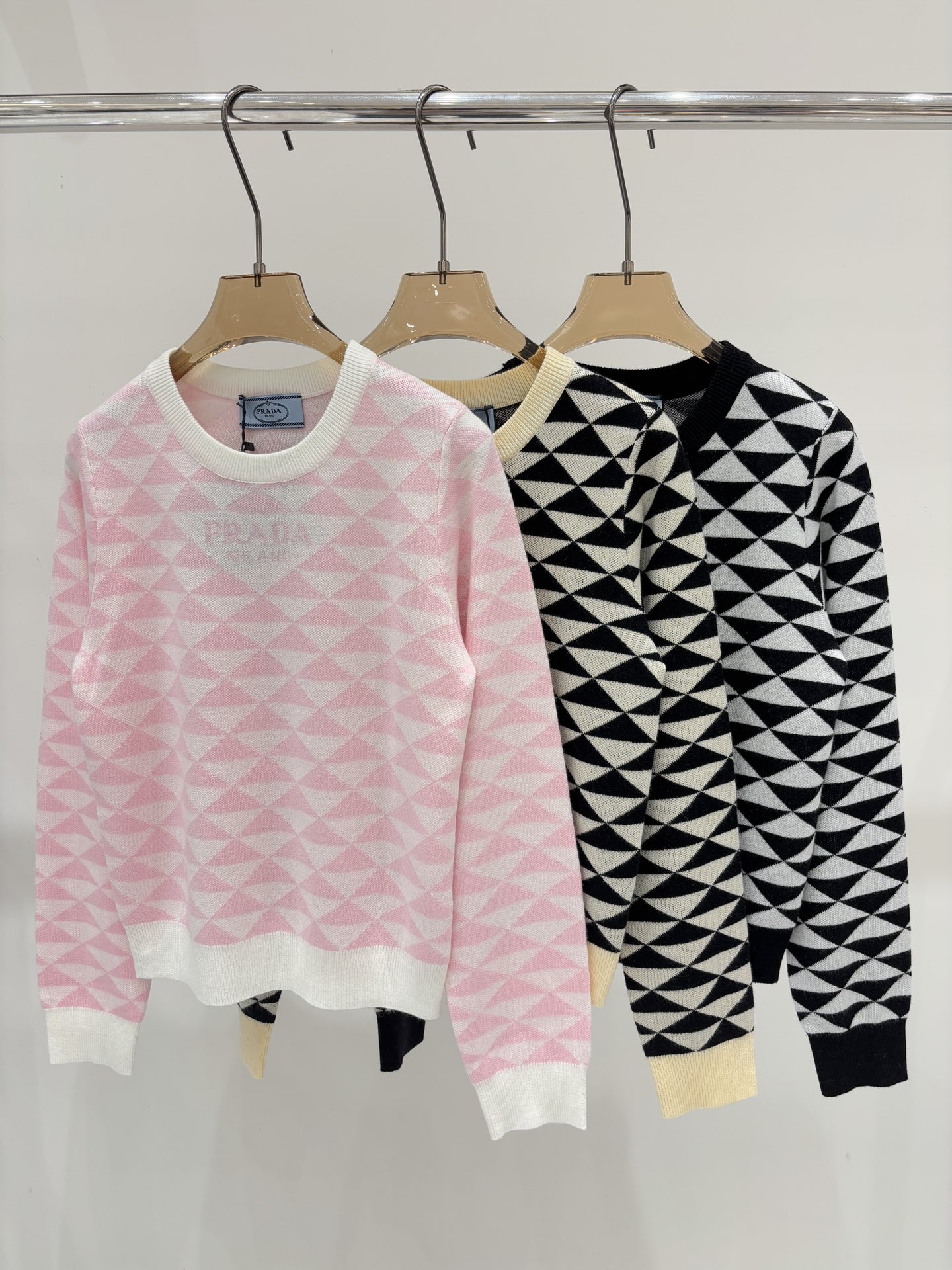 NO:508293,Prada Long Sleeve | 25 Early Autumn New Round Neck Contrast Letter Logo Triangle Pattern Jacquard Full Print Simple Casual Knitted Pullover Top Color Pink Apricot Black SizeSML,,prada,alexander wang19860909普拉达长袖｜25早秋新款圆领撞色字母logo三角形图案提花满印简约休闲针织套头上衣 颜色 粉色 杏色 黑色 sizeSML,,prada,alexander wang,Women's clothing