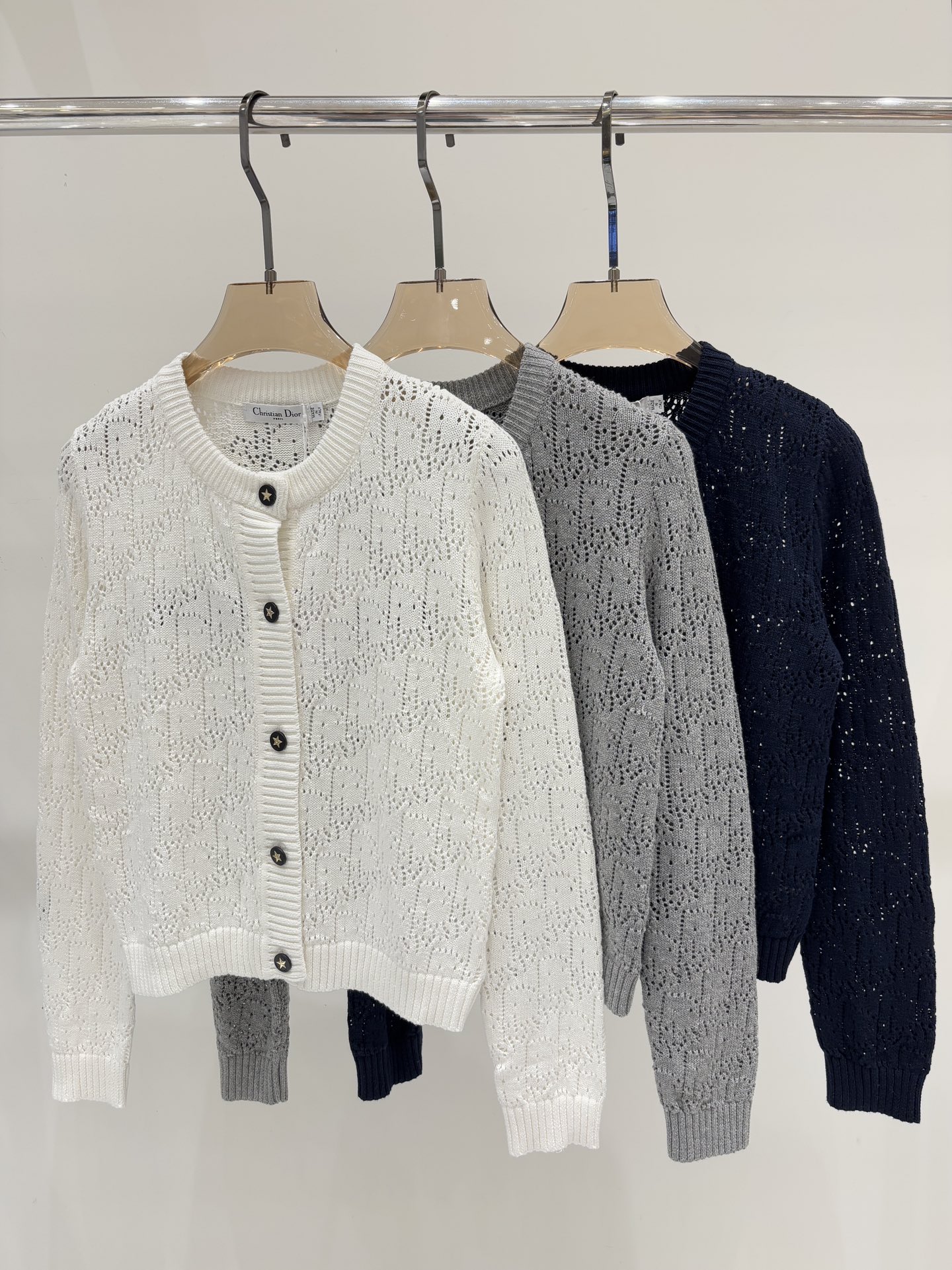 NO:508287,D home cardigan | 25 early autumn new round neck five-pointed star letter logo jacquard hollow breathable simple casual knitted cardigan color white gray navy blue size SML, dior, alexander wang19860909D家开衫｜25早秋新款圆领五角星字母logo提花镂空透气简约休闲针织开衫 颜色 白色 灰色 藏蓝色 size SML,,dior,alexander wang,Women's clothing
