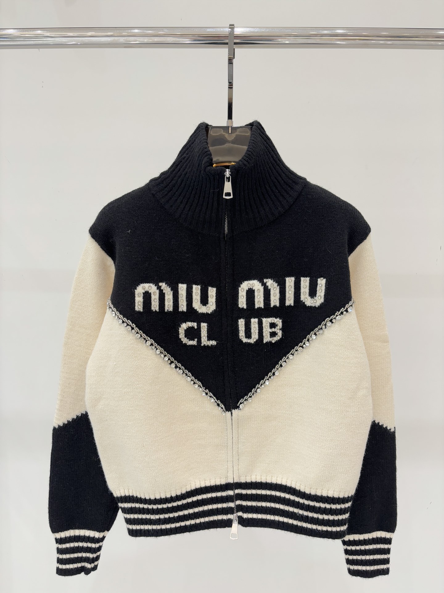 NO:567734,miu cardigan｜25 new early autumn zipper color block letter logo decorated with diamonds simple lazy knitted cardigan color uniform color size SML,,miumiu,alexander wang19860909miu开衫｜25早秋新款拉链拼色字母logo镶钻装饰简约慵懒针织开衫 颜色 均色 size SML,,miumiu,alexander wang,Women's clothing