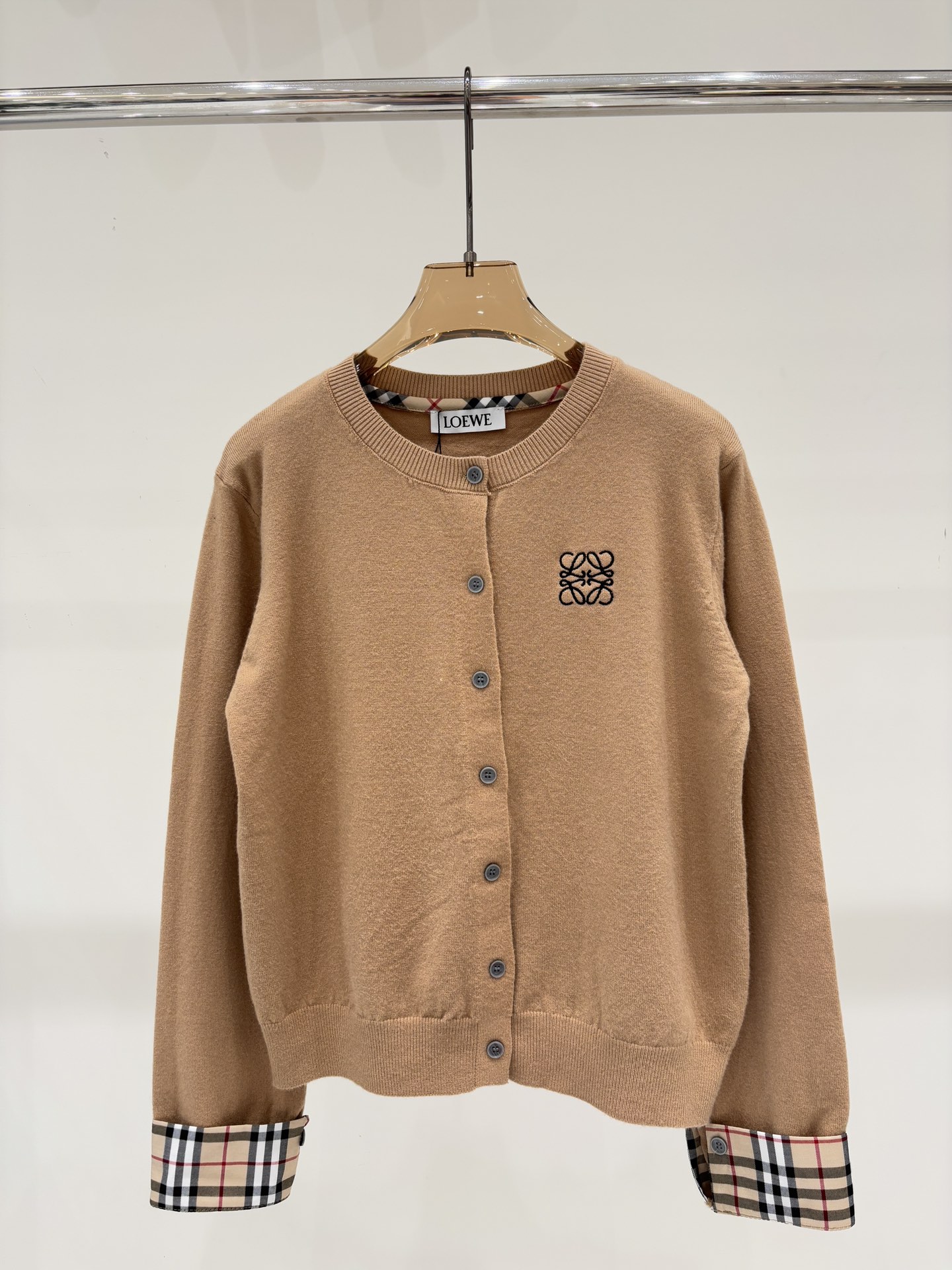 NO:564670,Loewe cardigan｜25 early autumn new round neck letter logo embroidered jacquard plaid splicing design simple casual knitted cardigan color brown sizeSML,,loewe,alexander wang19860909罗意威开衫｜25早秋新款圆领字母logo刺绣提花格纹拼接设计简约休闲针织开衫 颜色棕色 sizeSML,,loewe,alexander wang,Women's clothing