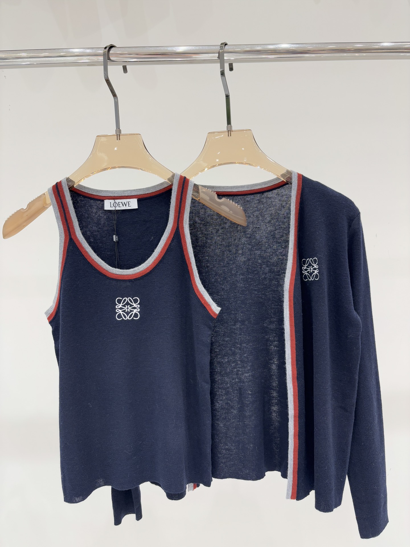 NO:564658,Loewe two-piece set｜25 early autumn new round neck letter logo embroidered jacquard red and gray stripe edge contrasting simple thin knitted two-piece set color navy blue sizeSML,,loewe,alexander wang19860909罗意威两件套｜25早秋新款圆领字母logo刺绣提花红灰条纹包边撞色简约薄款针织两件套 颜色藏青 sizeSML,,loewe,alexander wang,Women's clothing