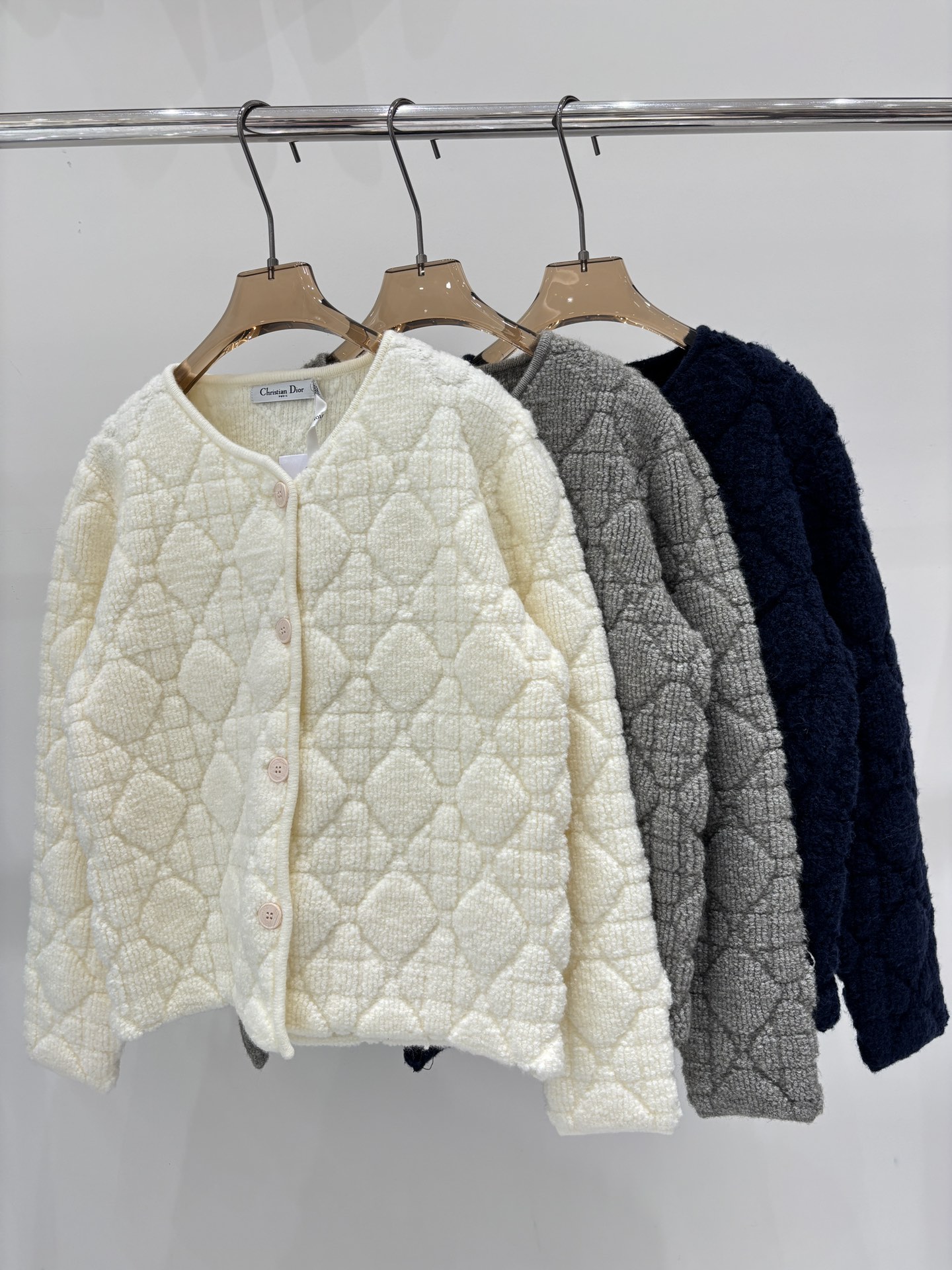 NO:564652,D's jacket | 25 early autumn new round neck letter logo rhombus three-dimensional pattern lamb wool soft and waxy casual knitted jacket color beige gray navy sizeSML,, dior, jackets & coats, alexander wang19860909D家外套｜25早秋新款圆领字母logo菱形立体花纹羊羔毛软糯休闲针织外套 颜色米色 灰色 藏蓝 sizeSML,,dior,jackets & coats,alexander wang,Women's clothing