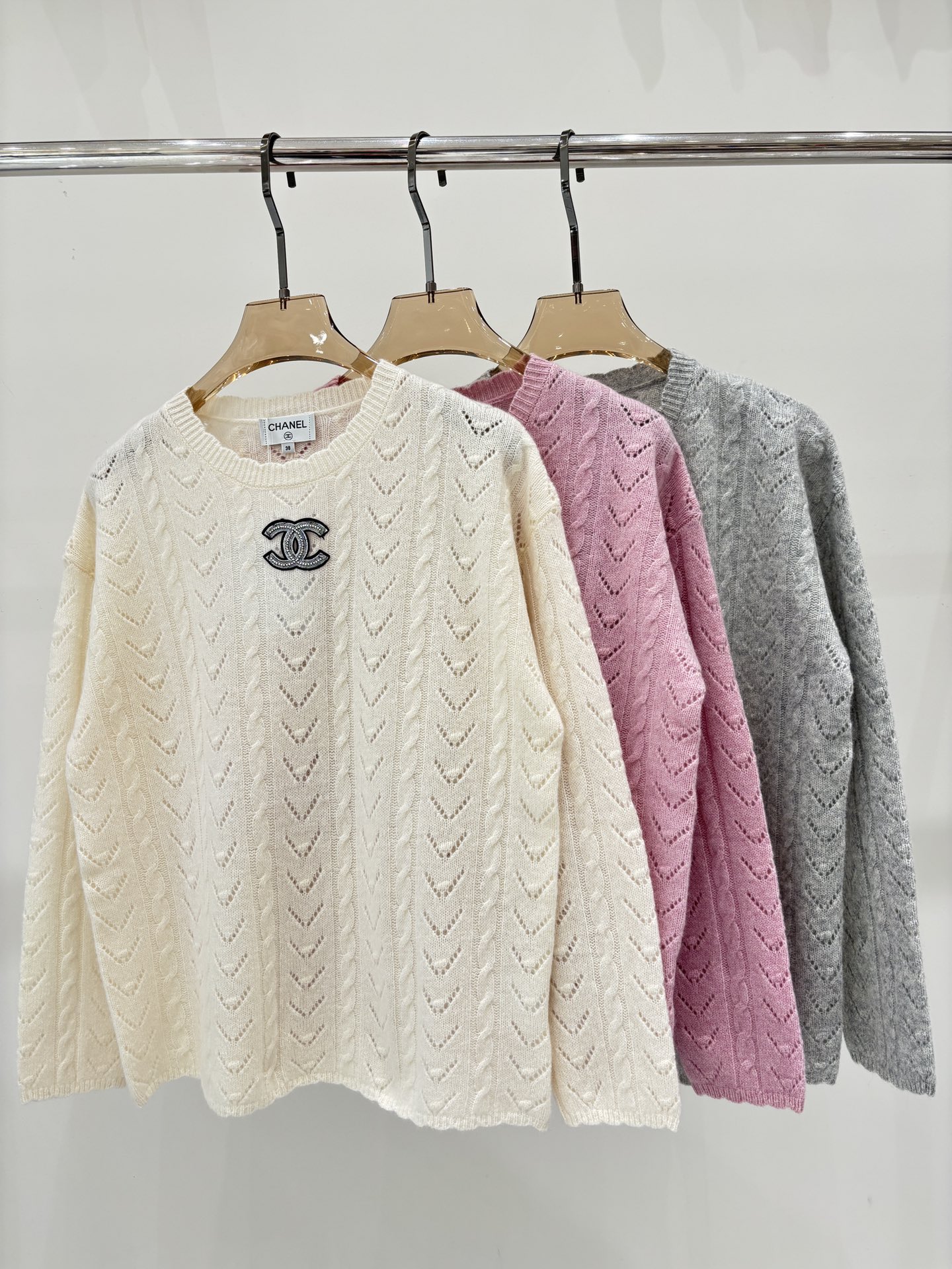 NO:569629,Xiaoxiang long sleeve | 25 early autumn new round neck letter logo beaded embroidery jacquard simple soft waxy casual knitted long sleeve color beige pink gray sizeSML,,alexander wang19860909小香长袖｜25早秋新款圆领字母logo串珠刺绣提花简约软糯休闲针织长袖 颜色米色 粉色 灰色 sizeSML,,alexander wang,Women's clothing