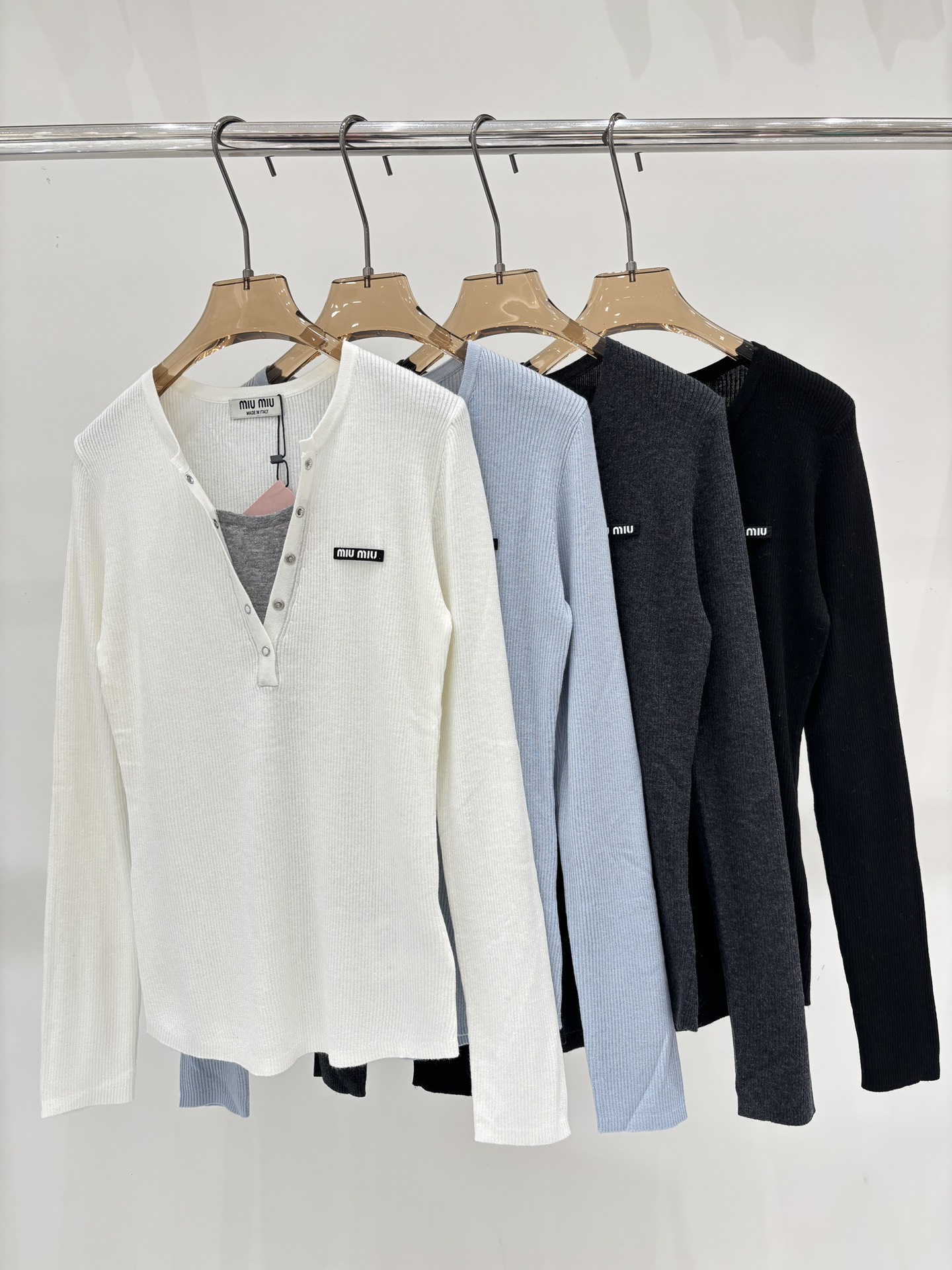 NO:569632,miu long sleeve | 25 early autumn new round neck letter logo contrasting jacquard chest snap button design simple thin fake two-piece knitted long sleeve color white blue gray black sizeSML,,miumiu,alexander wang19860909miu长袖｜25早秋新款圆领字母logo撞色提花胸前按扣设计简约薄款假两件针织长袖 颜色白色 蓝色 灰色 黑色 sizeSML,,miumiu,alexander wang,Women's clothing