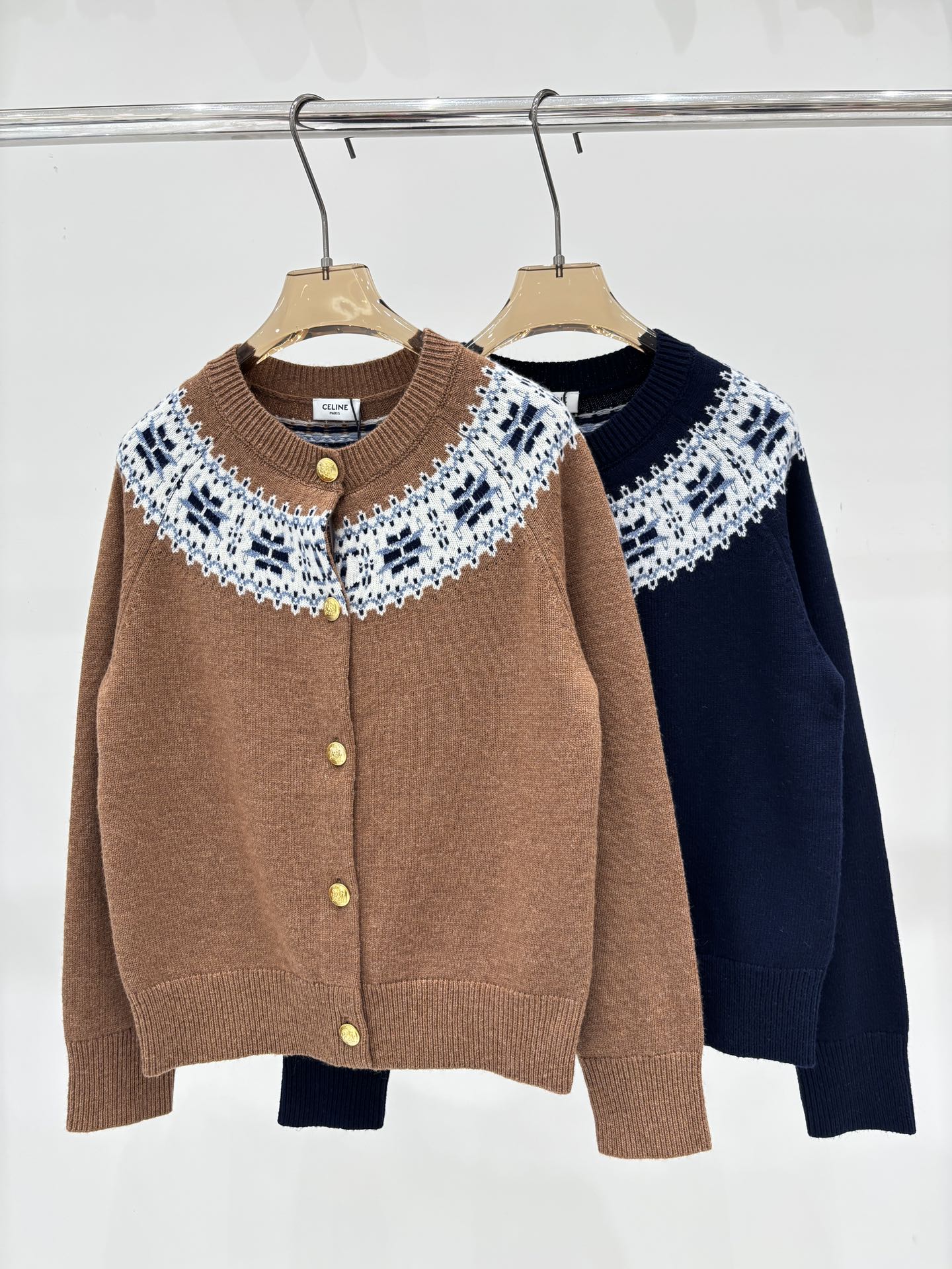 NO:569637,Sailin cardigan｜25 early autumn new hooded letter logo intarsia metal buckle retro ethnic style contrasting pattern simple casual knitted cardigan color brown navy sizeSML,,hats,alexander wang19860909赛林开衫｜25早秋新款连帽字母logo嵌花金属扣复古民族风撞色花纹简约休闲针织开衫 颜色棕色 藏蓝 sizeSML,,hats,alexander wang,Women's clothing