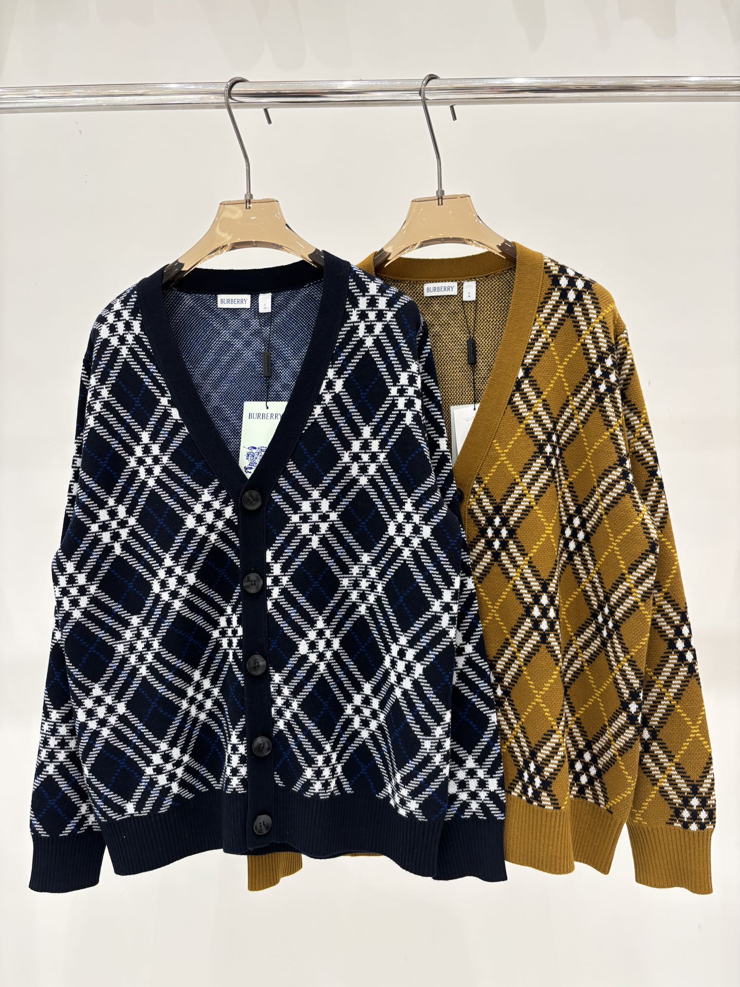 NO:569641,Burberry Cardigan｜25 Early Autumn New V-neck Line Plaid Contrast Jacquard All-over Print Casual Knitted Cardigan Color Navy Turmeric size SML,,burberry,alexander wang19860909巴宝莉开衫｜25早秋新款v领线条格纹撞色提花满印休闲针织开衫  颜色藏蓝 姜黄 size SML,,burberry,alexander wang,Women's clothing