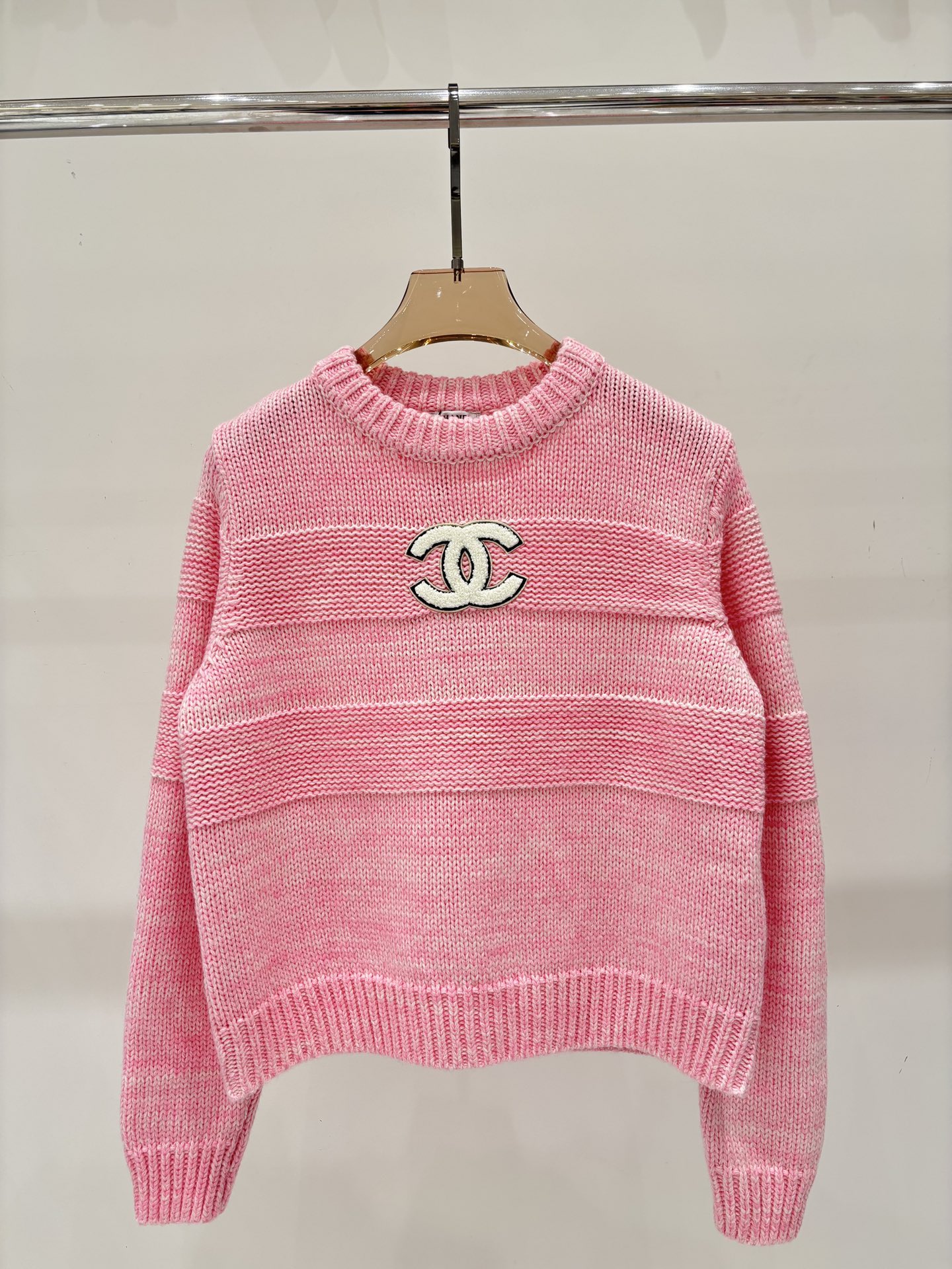 NO:569645,Xiaoxiang long sleeve | 25 early autumn new round neck letter logo contrasting jacquard simple casual knitted long sleeve color pink sizeSML,,alexander wang19860909小香长袖｜25早秋新款圆领字母logo撞色提花简约休闲针织长袖 颜色粉色 sizeSML,,alexander wang,Women's clothing
