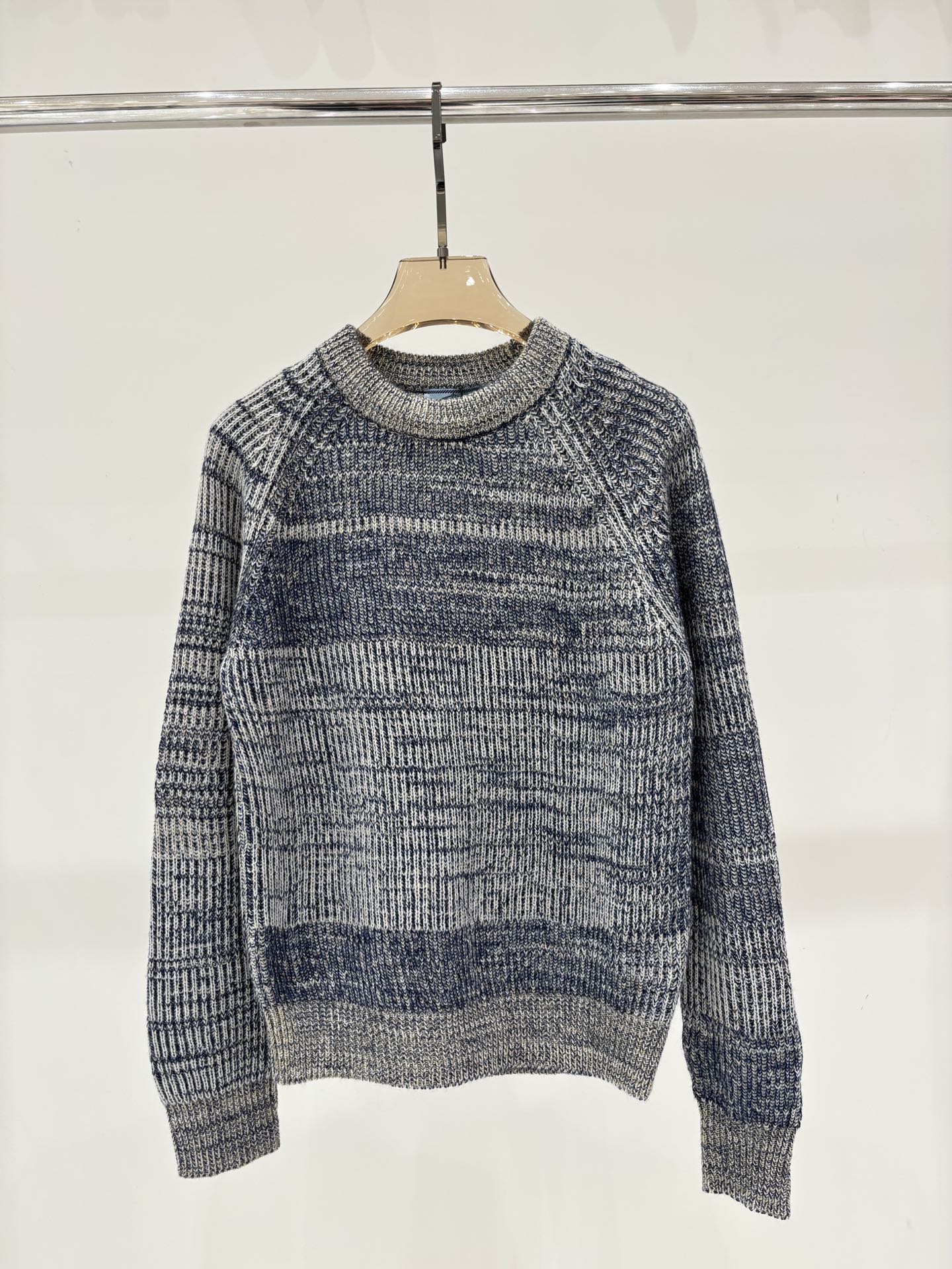 NO:569649,Prada long sleeve | 25 early autumn new round neck retro gradient stripe design color selection casual knitted long sleeve color gray sizeSML,, prada, alexander wang19860909普拉达长袖｜25早秋新款圆领复古渐变条纹设计感挑色休闲针织长袖 颜色灰色 sizeSML,,prada,alexander wang,Women's clothing