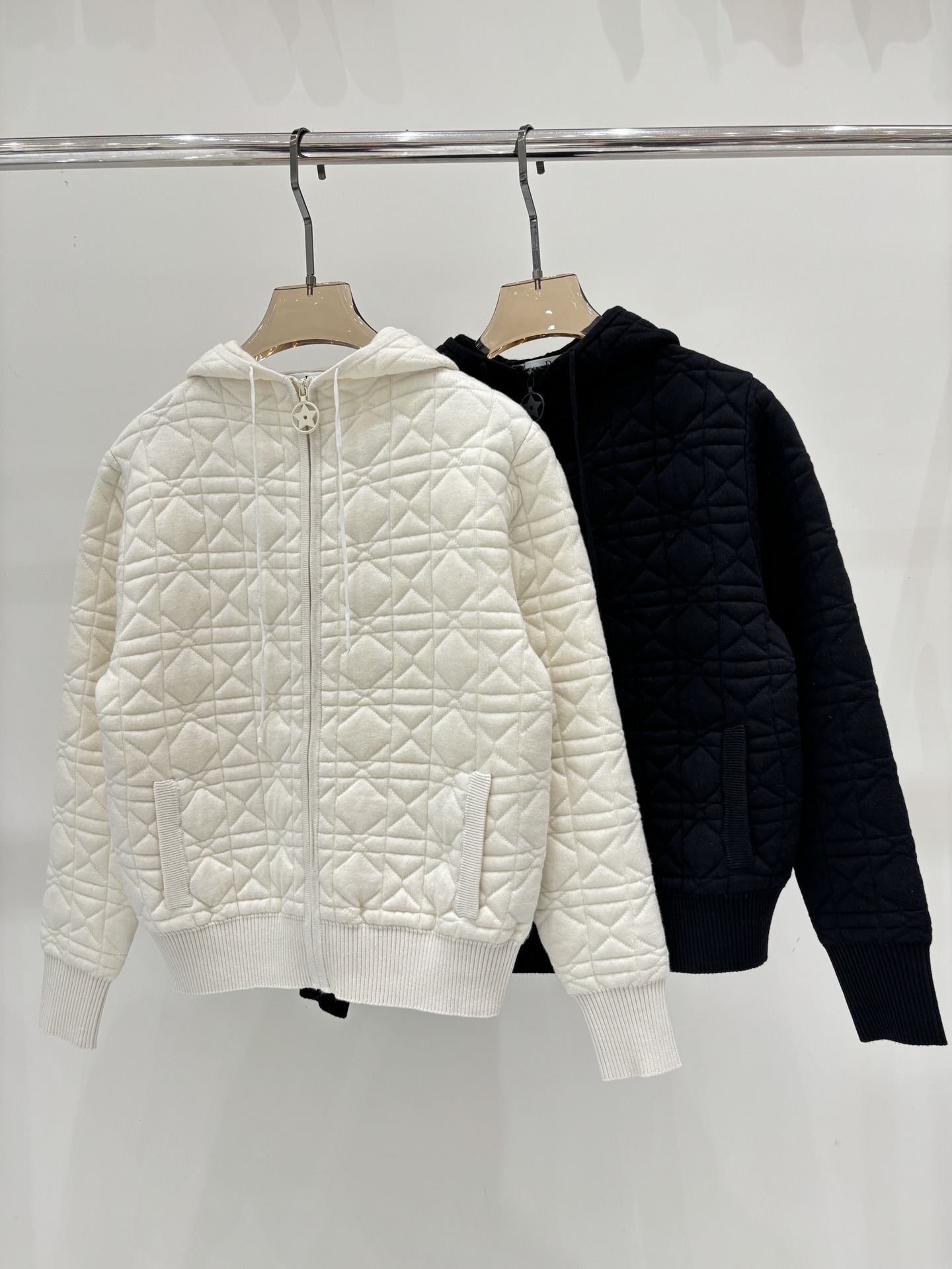 NO:569657,D's jacket | 25 new early autumn hooded contrasting color back bee logo embroidered diamond plaid simple knitted cardigan color white black size SML,, dior, jackets & coats, hats, alexander wang19860909D家外套｜25早秋新款连帽撞色后背小蜜蜂logo刺绣菱形格纹简约针织开衫 颜色 白色 黑色 size SML,,dior,jackets & coats,hats,alexander wang,Women's clothing