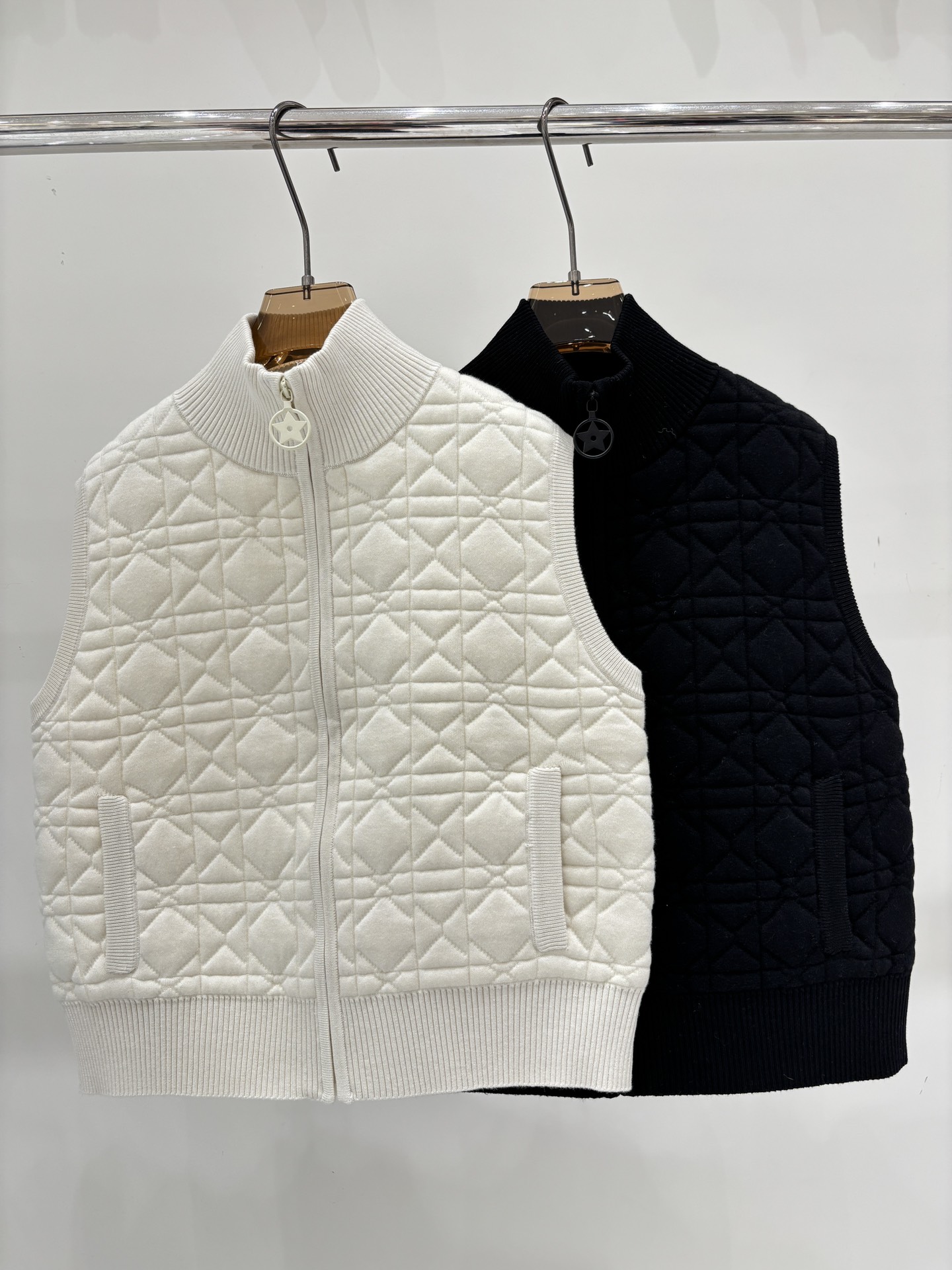 NO:569623,D Home Vest｜25 Early Autumn New Style Stand Collar Contrast Color Back Little Bee Logo Embroidered Diamond Check Pattern Simple Knitted Vest Color White Black size SML,, dior, alexander wang19860909D家背心｜25早秋新款立领撞色后背小蜜蜂logo刺绣菱形格纹简约针织马甲 颜色 白色 黑色 size SML,,dior,alexander wang,Women's clothing