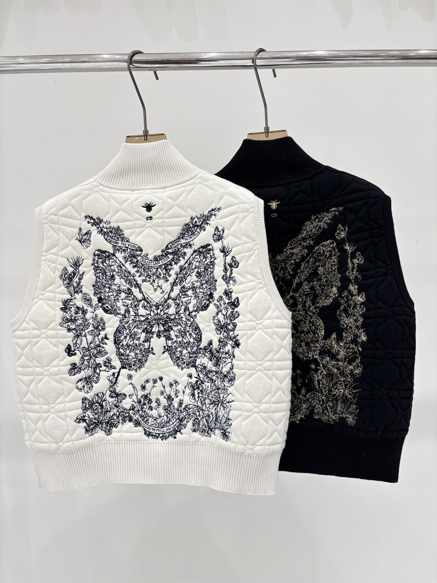 NO:569627,D Home Vest｜25 Early Autumn New Style Stand Collar Contrast Color Back Butterfly Bee Logo Embroidery Diamond Check Pattern Simple Knitted Vest Color White Black size SML,, dior, alexander wang19860909D家背心｜25早秋新款立领撞色后背蝴蝶小蜜蜂logo刺绣菱形格纹简约针织马甲 颜色 白色 黑色 size SML,,dior,alexander wang,Women's clothing