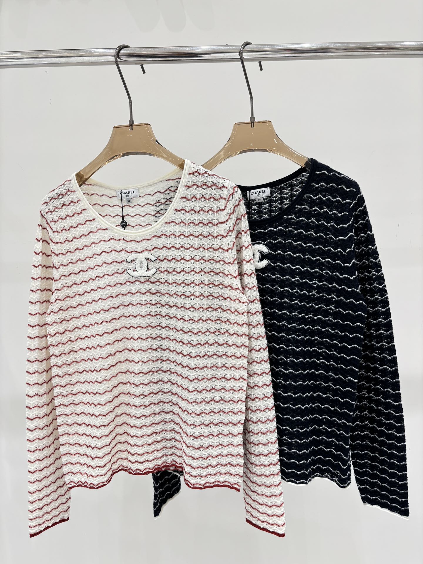 NO:569634,Xiaoxiang long sleeve | 25 early autumn new round neck letter logo three-dimensional jacquard pinstripe contrasting thin casual knitted long sleeve color red black sizeSML,,alexander wang19860909小香长袖｜25早秋新款圆领字母logo立体提花细条纹撞色薄款休闲针织长袖 颜色红色 黑色 sizeSML,,alexander wang,Women's clothing