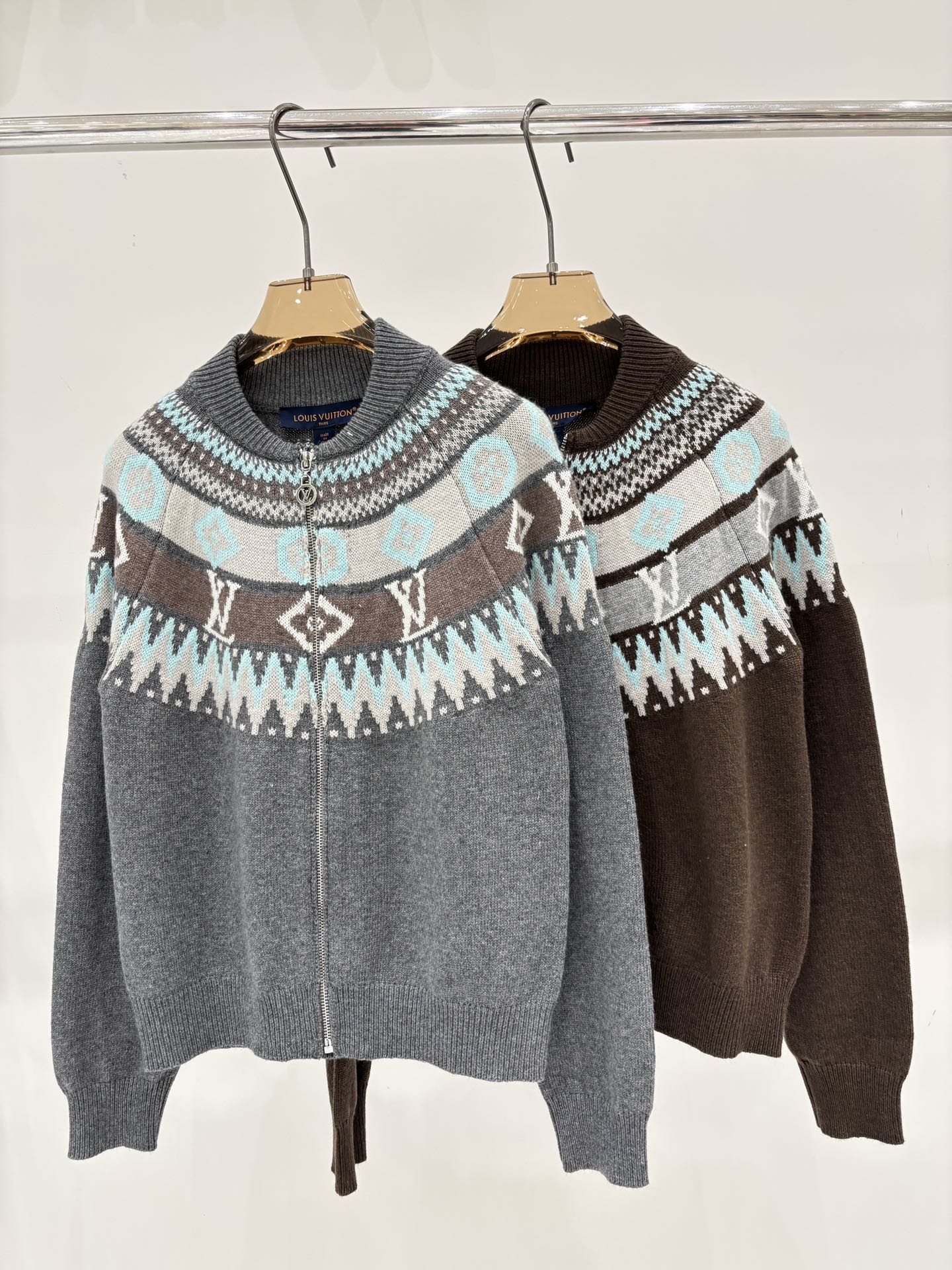 NO:569638,L Family Cardigan｜25 Early Autumn New Round Neck Letter Logo Classic Pattern Stripe Contrast Jacquard Simple Casual Knitted Cardigan Color Brown Gray sizeSML,,louis vuitton,alexander wang19860909L家开衫｜25早秋新款圆领字母logo经典花纹条纹撞色提花简约休闲针织开衫 颜色棕色 灰色 sizeSML,,louis vuitton,alexander wang,Women's clothing