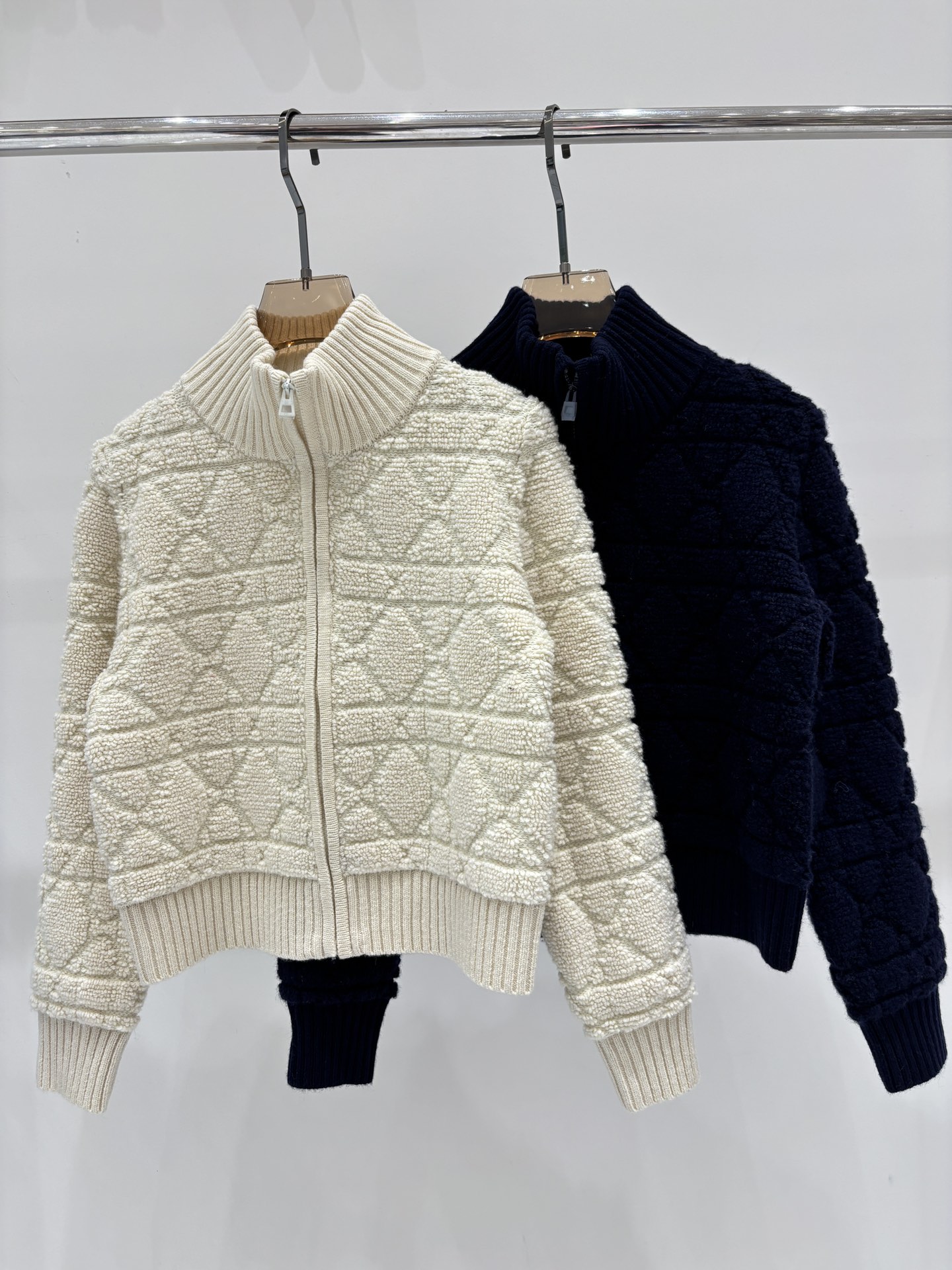 NO:569642,D's jacket | 25 early autumn new stand-up collar little bee letter logo embroidered jacquard diamond plaid simple soft waxy casual knitted jacket color beige navy blue sizeSML,, dior, jackets & coats, alexander wang19860909D家外套｜25早秋新款立领小蜜蜂字母logo刺绣提花菱形格纹简约软糯休闲针织外套 颜色米色 藏蓝 sizeSML,,dior,jackets & coats,alexander wang,Women's clothing