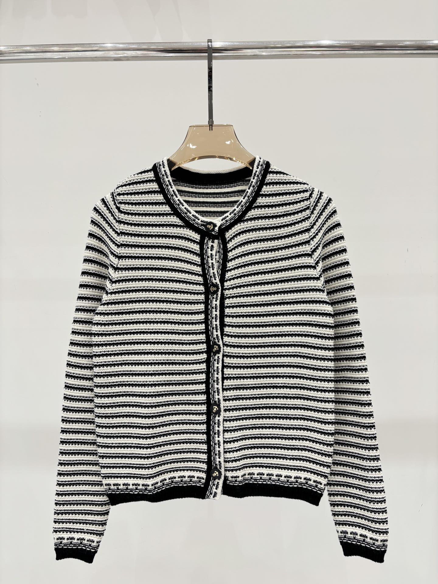NO:569646,D Family Cardigan｜25 Early Autumn New Round Neck Anchor Logo Three-dimensional Intarsia Buttons Pinstripe Contrast Color Casual Knitted Cardigan Color Black sizeSML,,dior,alexander wang19860909D家开衫｜25早秋新款圆领船锚logo立体嵌花钮扣细条纹撞色休闲针织开衫 颜色黑色 sizeSML,,dior,alexander wang,Women's clothing