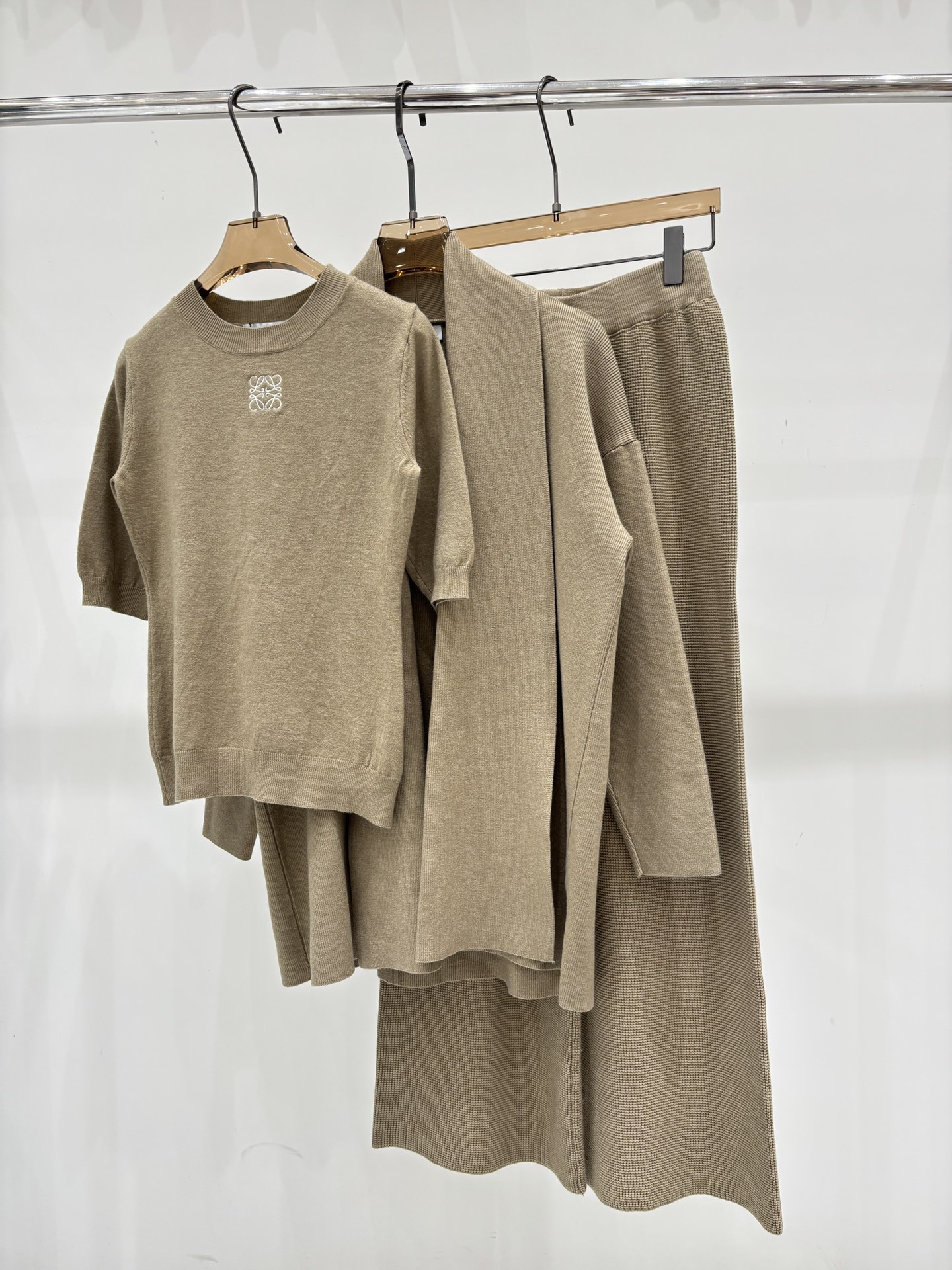 NO:577637,Loewe three-piece set｜25 early autumn new letter logo embroidery contrasting jacquard waffle embossed simple casual knitted suit color khaki black sizeSML,,loewe,alexander wang19860909罗意威三件套｜25早秋新款字母logo刺绣撞色提花华夫格压花简约休闲针织套装 颜色卡其 黑色 sizeSML,,loewe,alexander wang,Women's clothing