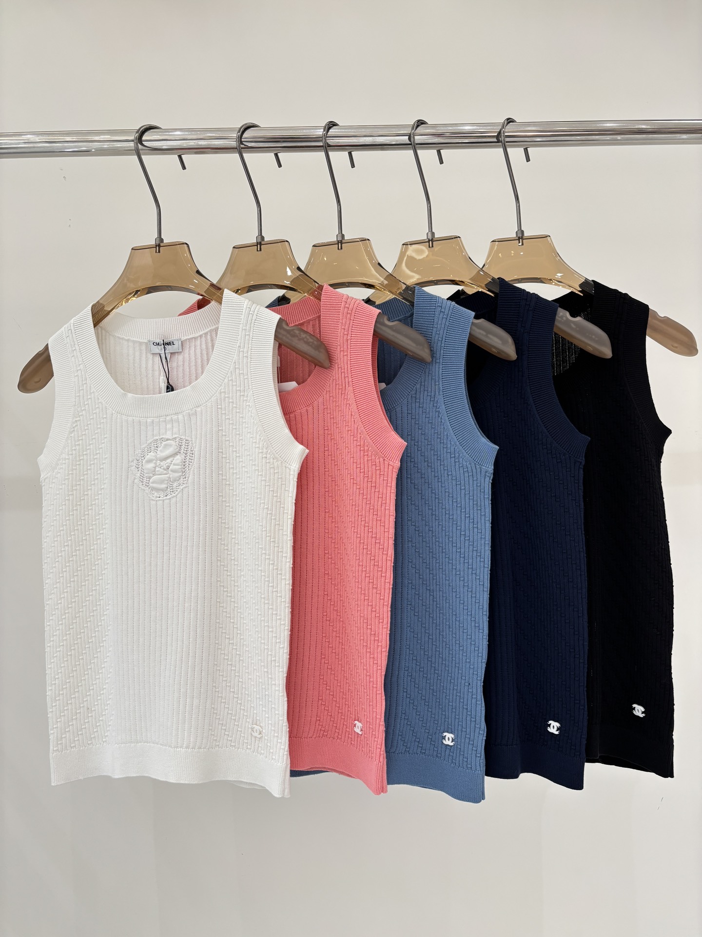 NO:625253,Xiaoxiang vest｜25 early autumn new round neck letter logo three-dimensional small label camellia hollow casual knitted vest color white pink blue navy black sizeSML,,alexander wang19860909小香背心｜25早秋新款圆领字母logo立体小标山茶花镂空休闲针织背心 颜色白色 粉色 蓝色 藏青 黑色 sizeSML,,alexander wang,Women's clothing