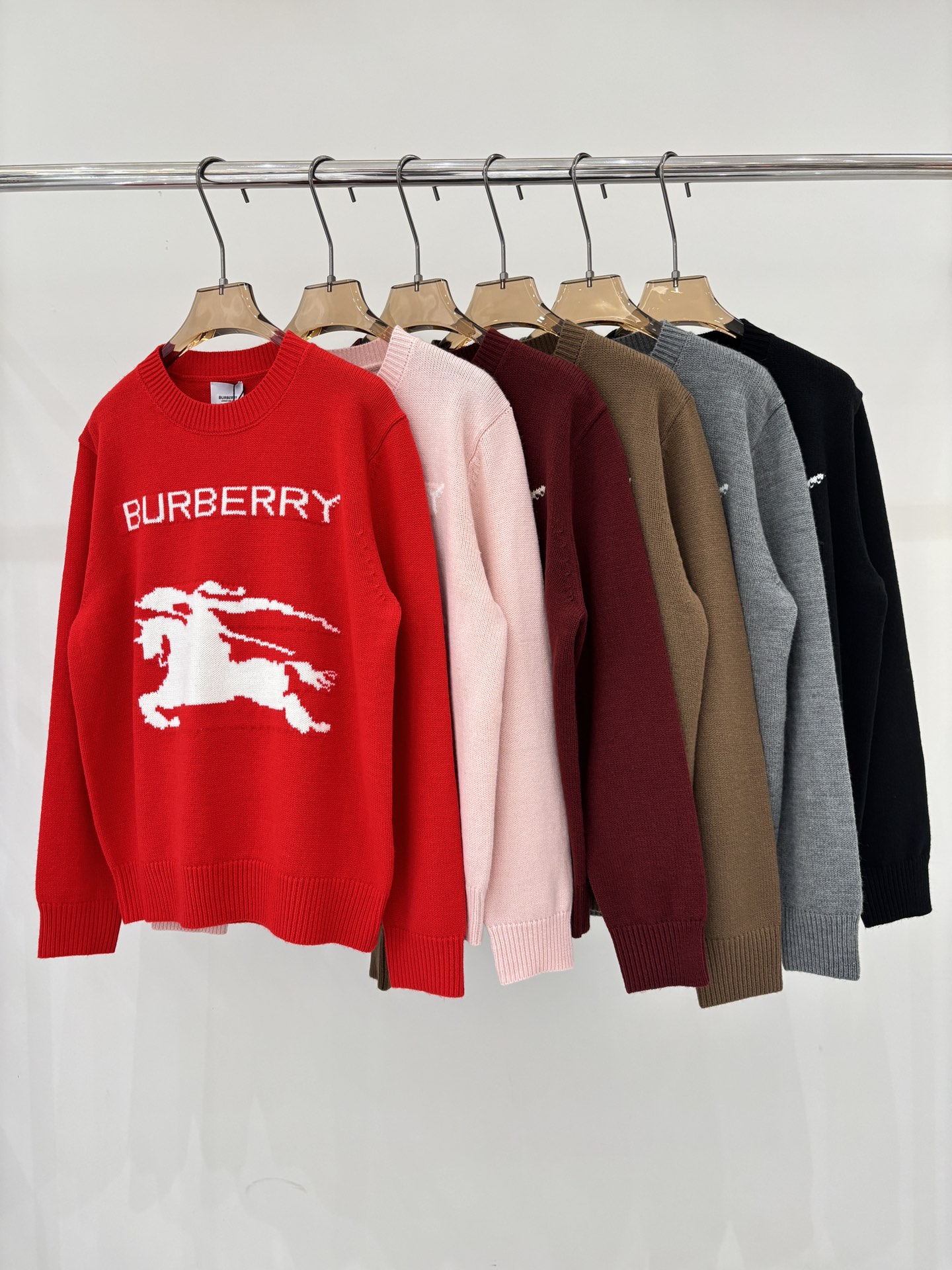 NO:625258,Burberry long sleeve | 25 early autumn new round neck letter logo war horse knight contrast jacquard simple casual knitted long sleeve color red pink brown brown gray black sizeSML,,burberry,alexander wang19860909巴宝莉长袖｜25早秋新款圆领字母logo战马骑士撞色提花简约休闲针织长袖 颜色红色 粉色 褐色 棕色 灰色 黑色 sizeSML,,burberry,alexander wang,Women's clothing