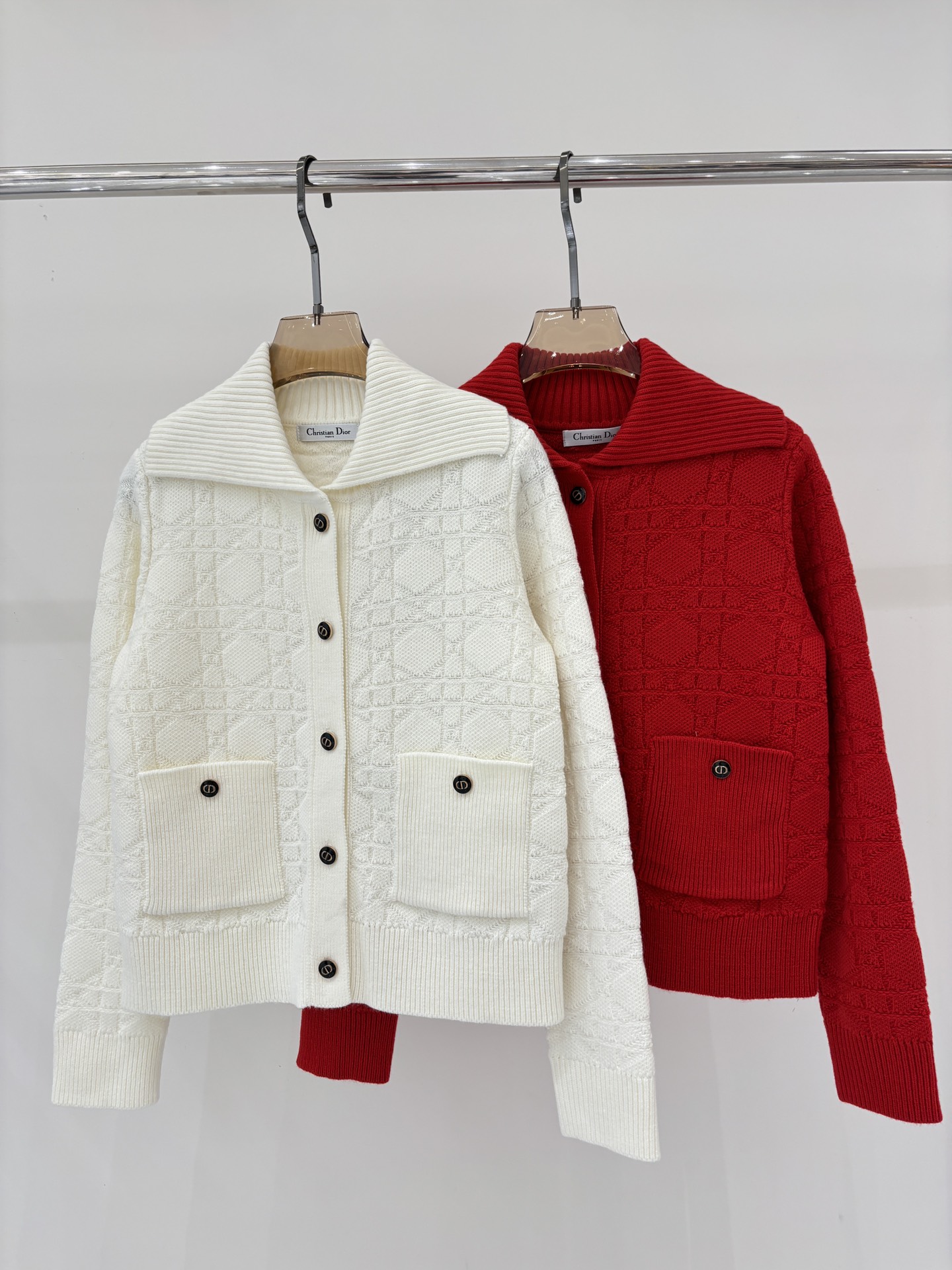 NO:625263,D Family Cardigan｜25 Early Autumn New Style Lapel Letter Logo Intarsia Buttons Simple Diamond Embossed Simple Casual Knitted Cardigan Color Beige Red sizeSML,,dior,alexander wang19860909D家开衫｜25早秋新款翻领字母logo嵌花钮扣简约菱形压花简约休闲针织开衫 颜色米色 红色 sizeSML,,dior,alexander wang,Women's clothing