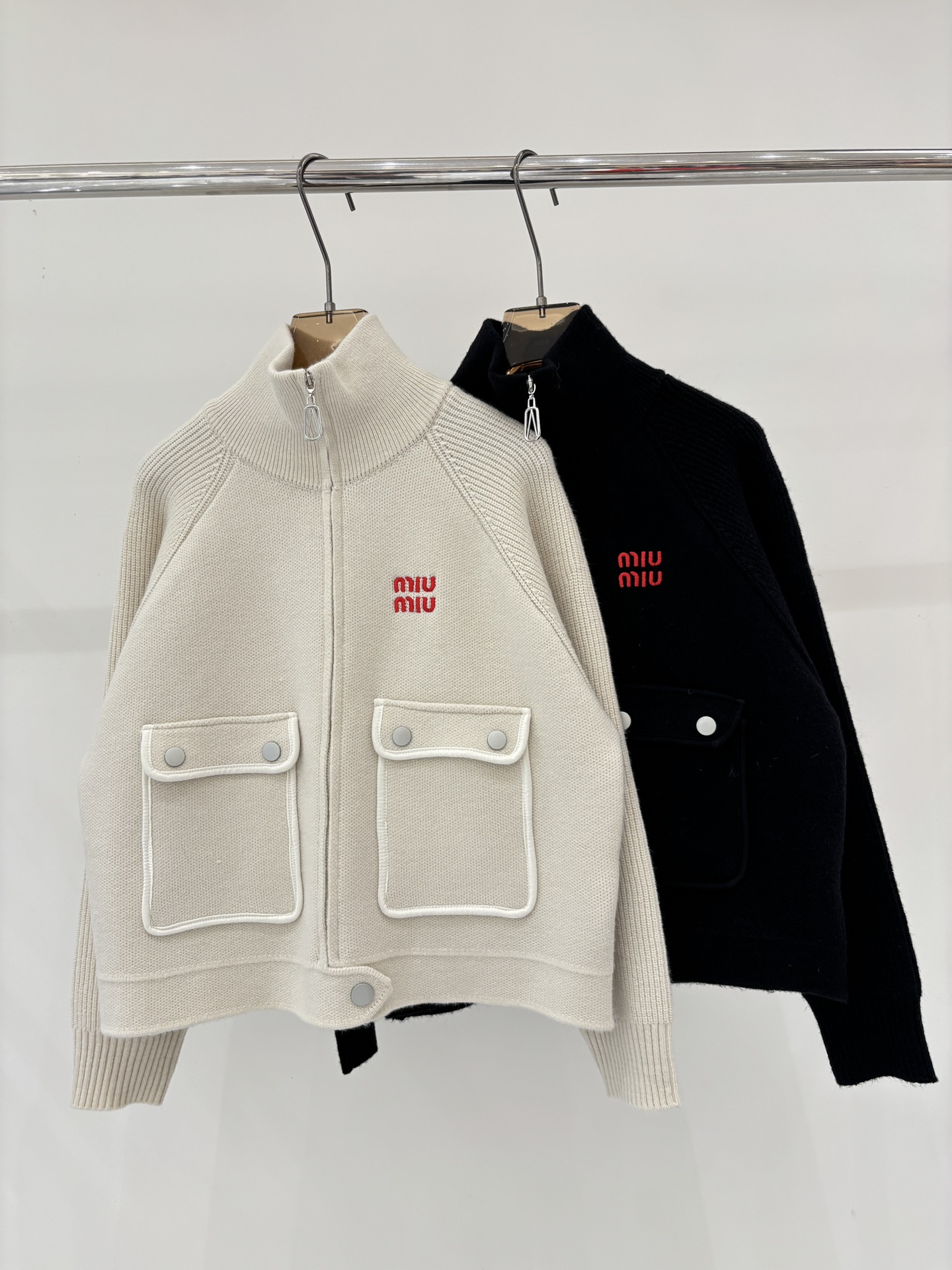 NO:625266,miu cardigan｜25 early autumn new stand-up collar letter logo embroidered jacquard simple micro bat sleeve design casual knitted cardigan color apricot black sizeSM L,,miumiu,alexander wang19860909miu开衫｜25早秋新款立领字母logo刺绣提花简约微蝙蝠袖设计休闲针织开衫 颜色杏色 黑色 sizeSM L,,miumiu,alexander wang,Women's clothing