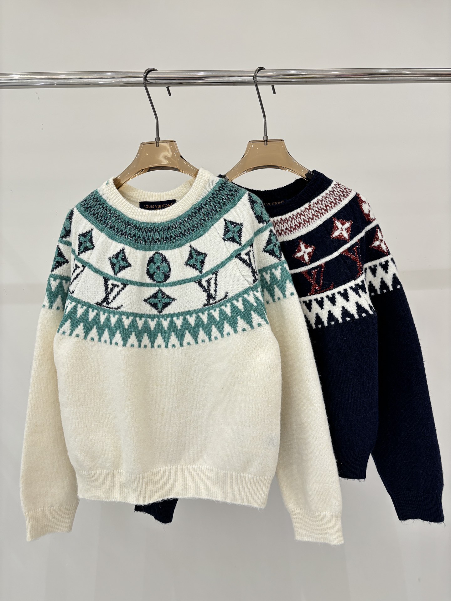 NO:625276,L long sleeve | 25 early autumn new round neck letter logo classic pattern contrast jacquard simple casual knitted long sleeve color beige navy sizeSML,, louis vuitton, alexander wang19860909L家长袖｜25早秋新款圆领字母logo经典花纹撞色提花简约休闲针织长袖 颜色米色 藏蓝 sizeSML,,louis vuitton,alexander wang,Women's clothing