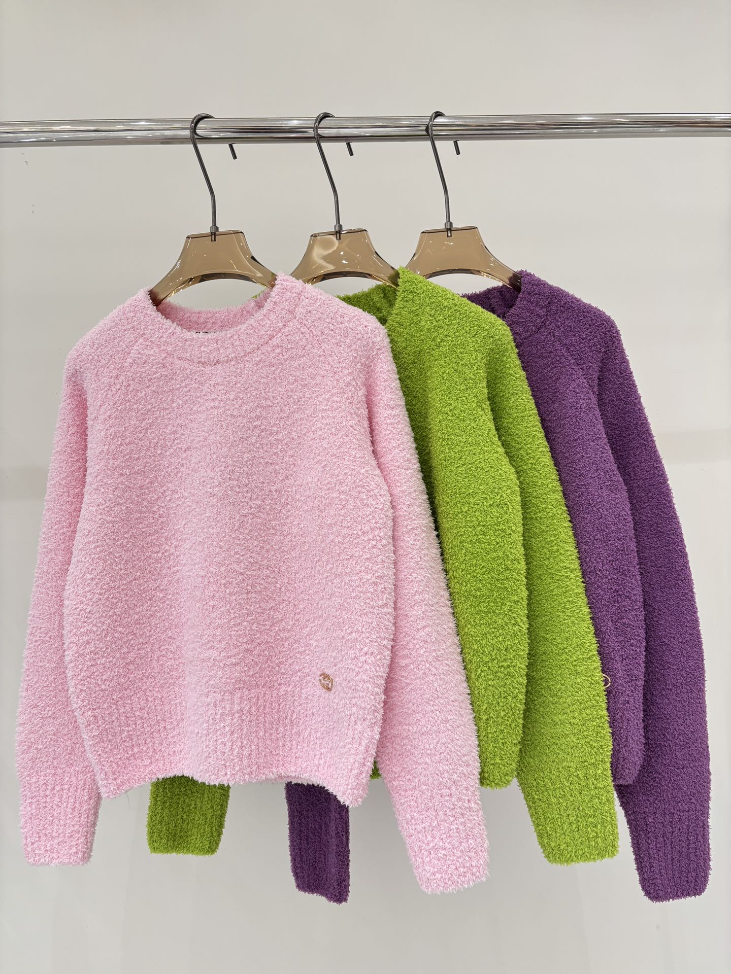 NO:625286,G long sleeve | 25 early autumn new round neck letter logo metal small label decoration soft waxy casual knitted long sleeve color pink purple green sizeSML,,gucci,alexander wang19860909G家长袖｜25早秋新款圆领字母logo金属小标装饰软糯休闲针织长袖 颜色粉色 紫色 绿色 sizeSML,,gucci,alexander wang,Women's clothing