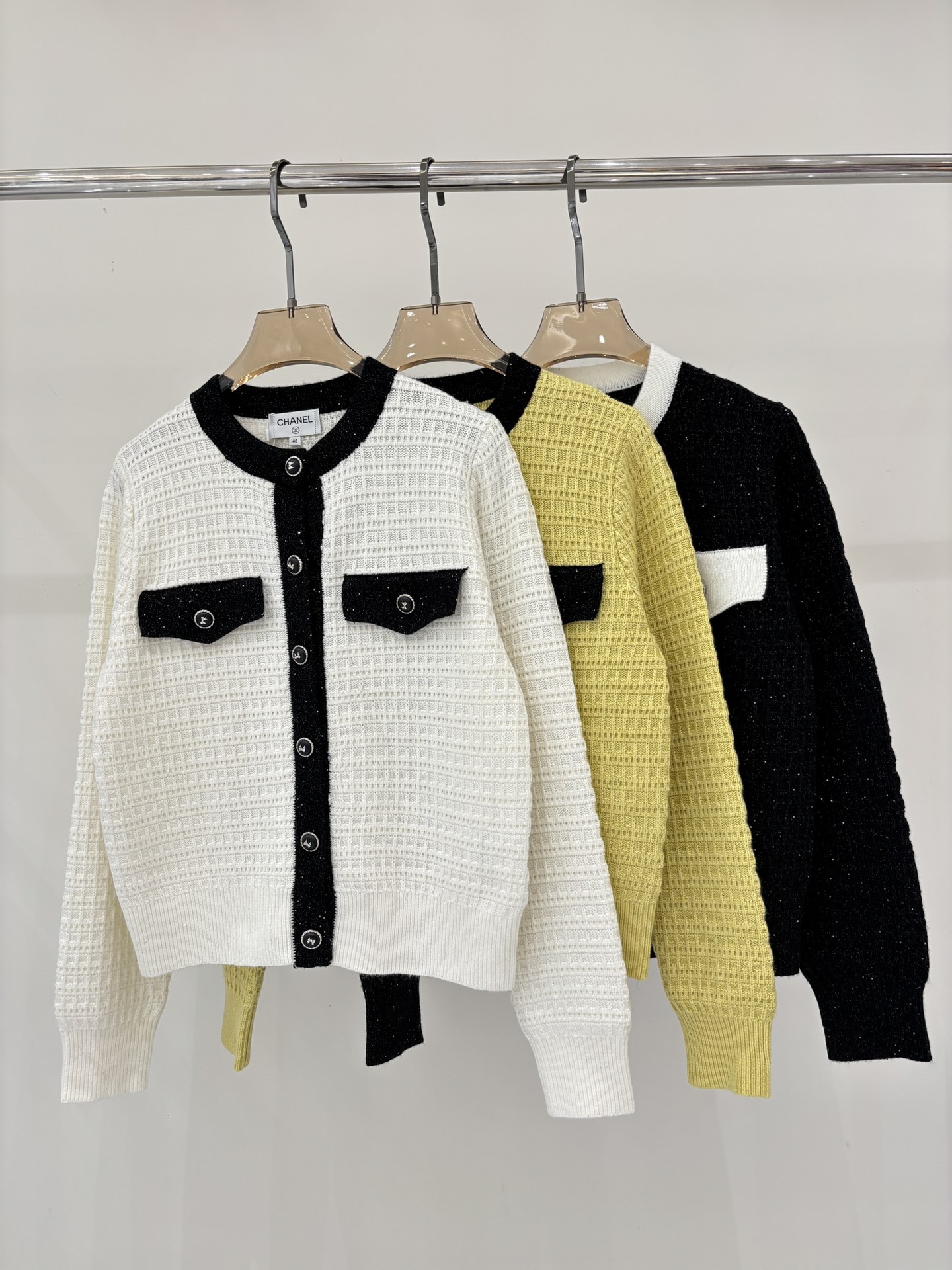 NO:625290,Xiaoxiang Cardigan｜25 Early Autumn New Round Neck Bow Three-dimensional Intarsia Buttons Waffle Design Contrast Color Casual Knitted Cardigan Color White Yellow Black sizeSM L,,alexander wang19860909小香开衫｜25早秋新款圆领蝴蝶结立体嵌花钮扣华夫格设计包边撞色休闲针织开衫 颜色白色 黄色 黑色 sizeSM L,,alexander wang,Women's clothing