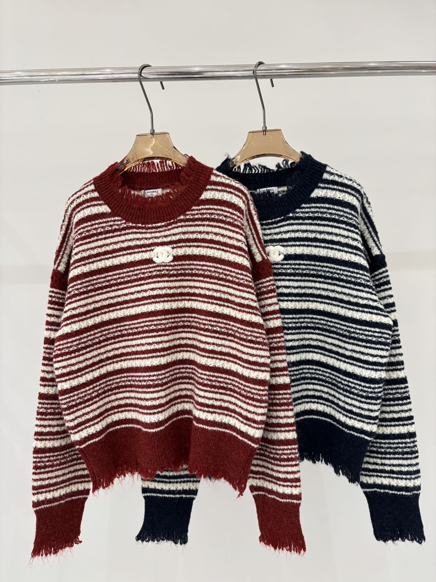 NO:625294,Xiaoxiang long sleeve | 25 early autumn new round neck letter logo three-dimensional jacquard stripe contrasting raw edge design casual knitted long sleeve color burgundy navy sizeSML,,alexander wang19860909小香长袖｜25早秋新款圆领字母logo立体提花条纹撞色毛边设计休闲针织长袖 颜色酒红 藏蓝 sizeSML,,alexander wang,Women's clothing