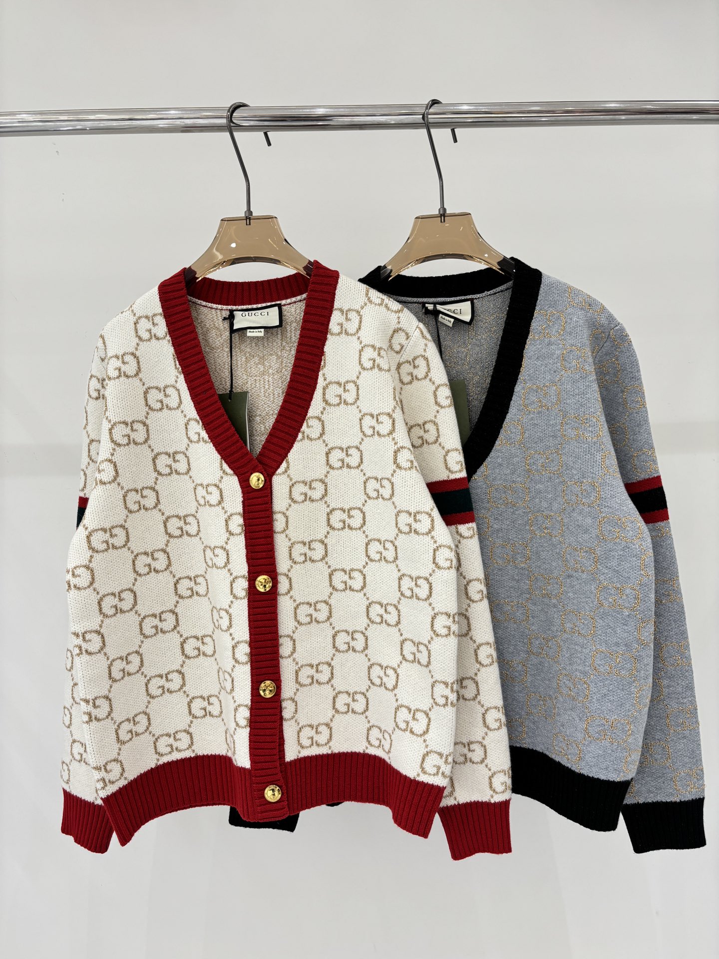 NO:625298,aG cardigan｜25 early autumn new v-neck letter logo gold thread embroidery simple metal buckle casual knitted cardigan color beige gray sizeSM L,,gucci,alexander wang19860909aG家开衫｜25早秋新款v领字母logo金线满件绣花简约金属扣休闲针织开衫 颜色米色 灰色 sizeSM L,,gucci,alexander wang,Women's clothing