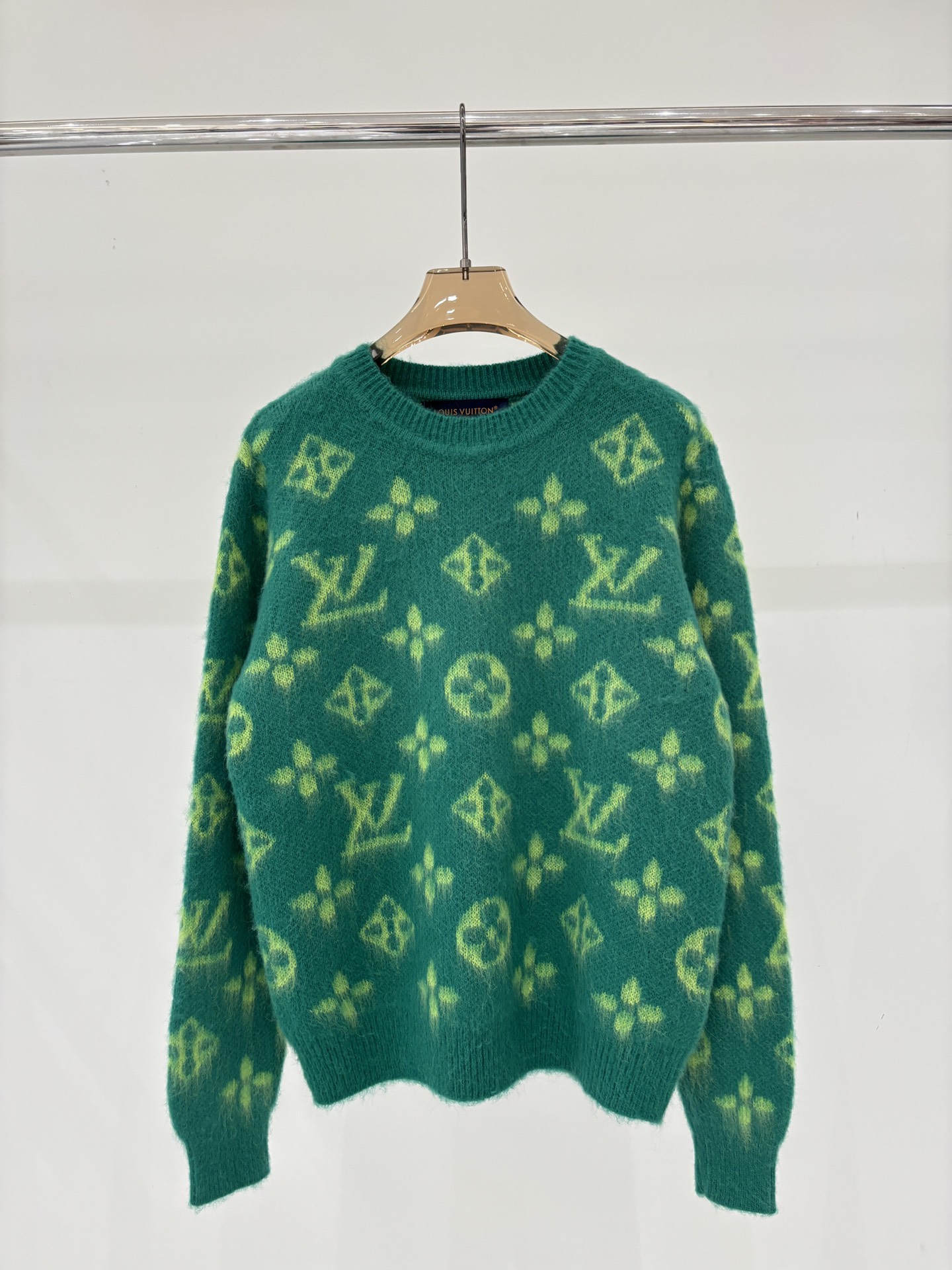 NO:625302,L long sleeve | 25 early autumn new round neck letter logo classic pattern contrasting color jacquard all-over printing soft waxy casual knitted long sleeve color green sizeSML,, louis vuitton, alexander wang19860909L家长袖｜25早秋新款圆领字母logo经典花纹撞色提花满印软糯休闲针织长袖 颜色绿色 sizeSML,,louis vuitton,alexander wang,Women's clothing