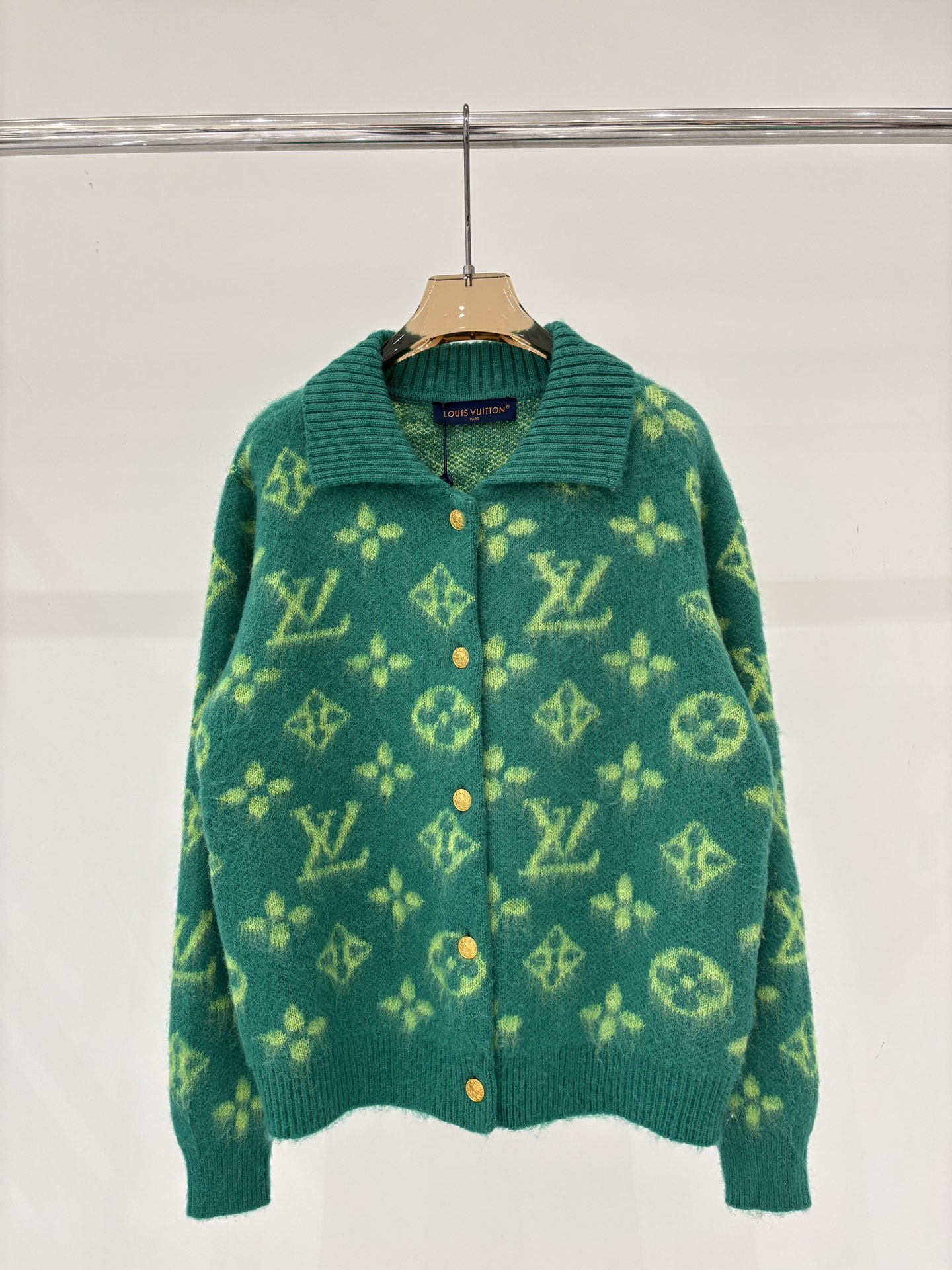 NO:625306,L Family Cardigan｜25 New Early Autumn Lapel Letter Logo Classic Pattern Contrast Color Jacquard Full Print Soft Waxy Casual Knitted Cardigan Color Green sizeSML,,louis vuitton,alexander wang19860909L家开衫｜25早秋新款翻领字母logo经典花纹撞色提花满印软糯休闲针织开衫 颜色绿色 sizeSML,,louis vuitton,alexander wang,Women's clothing